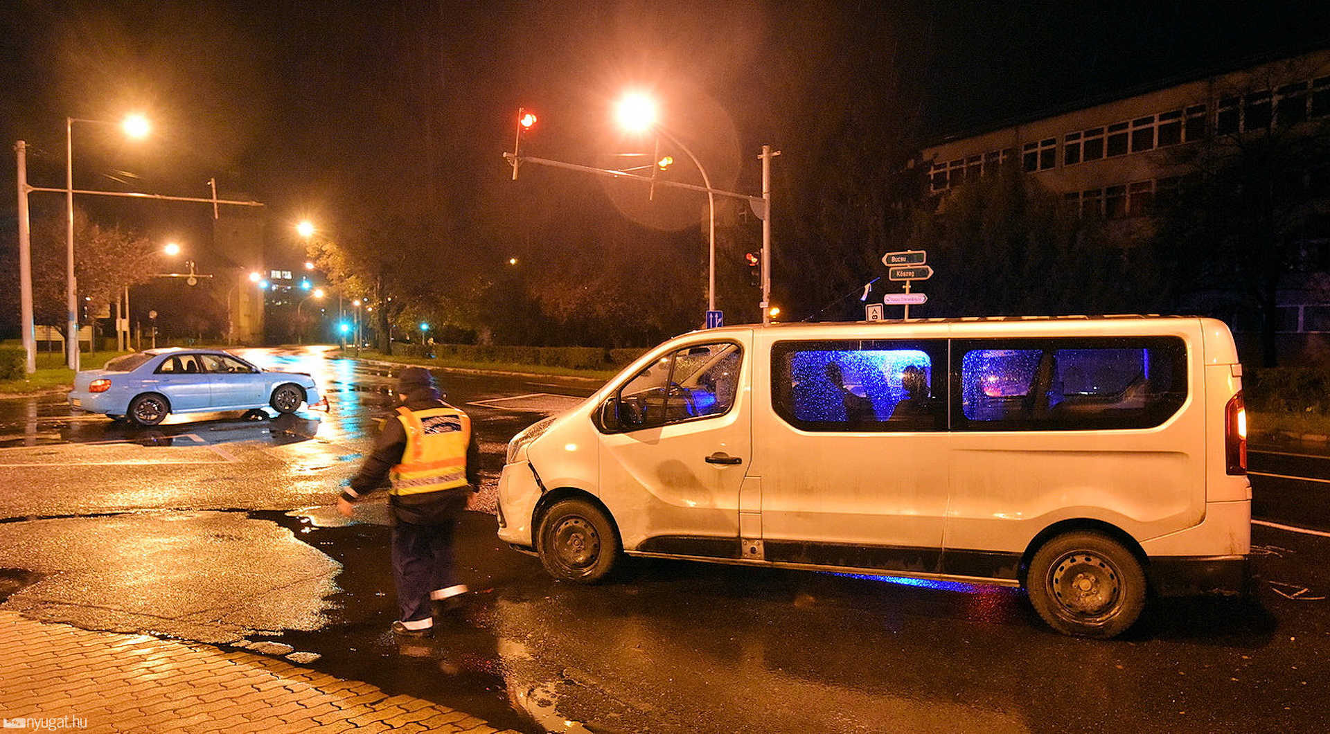 Subaru ütközött Renault kisbusz oldalának hétfő este Szombathelyen