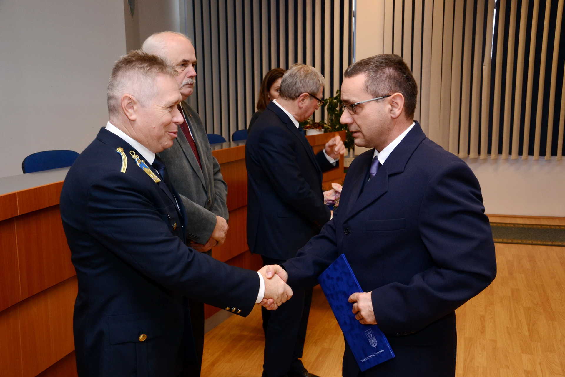 24 szombathelyi rendőr kapott elismerést munkájáért