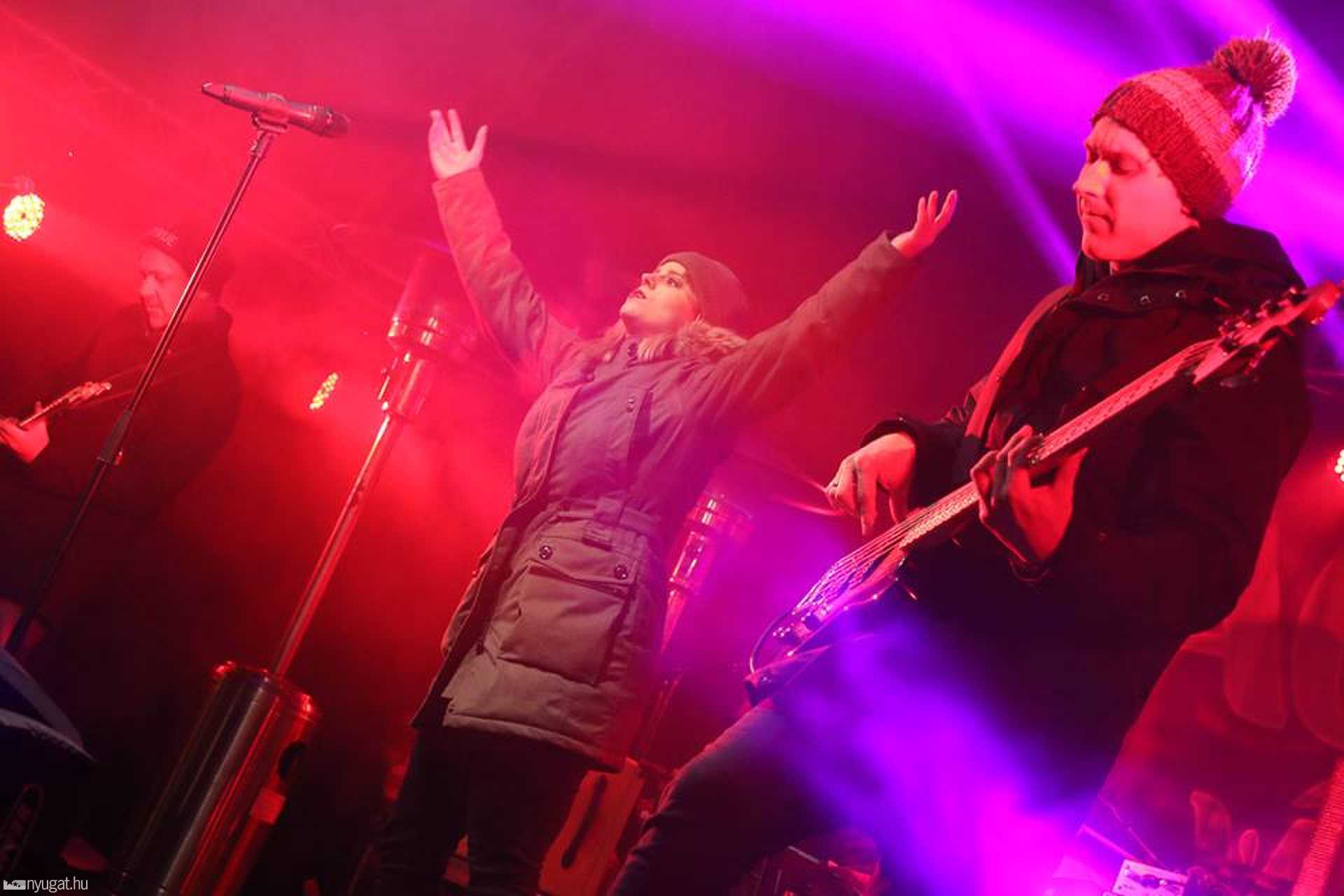 Adventi Honeybeast koncert 