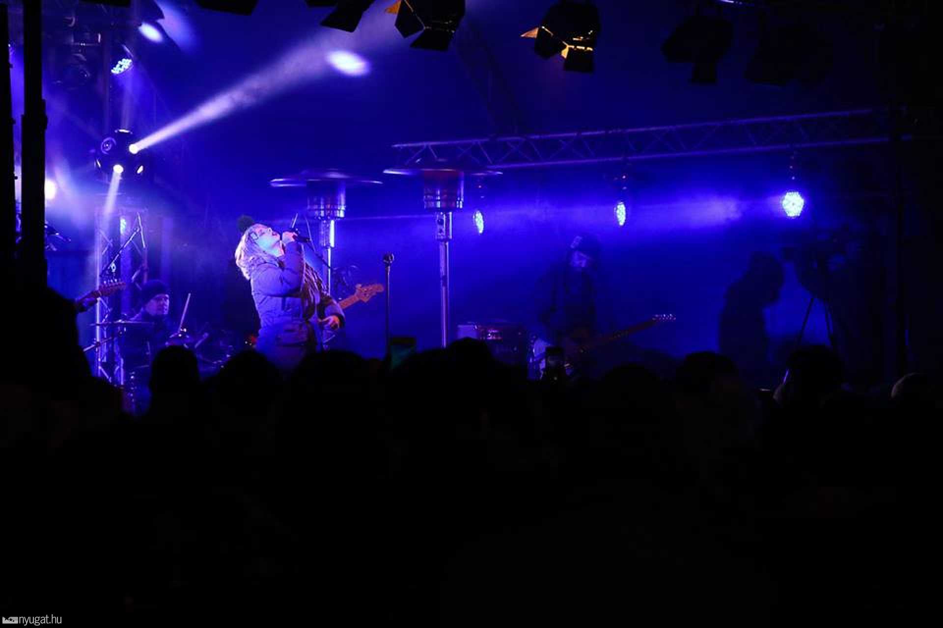 Adventi Honeybeast koncert 