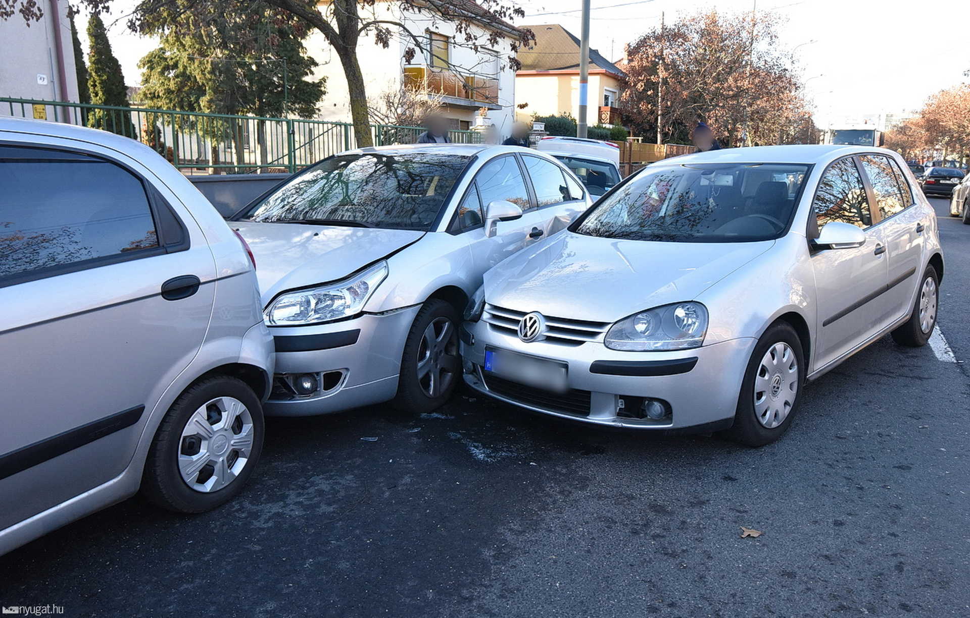 Öt autó rongálódott meg a balesetben - Toyotának ütközött egy VW