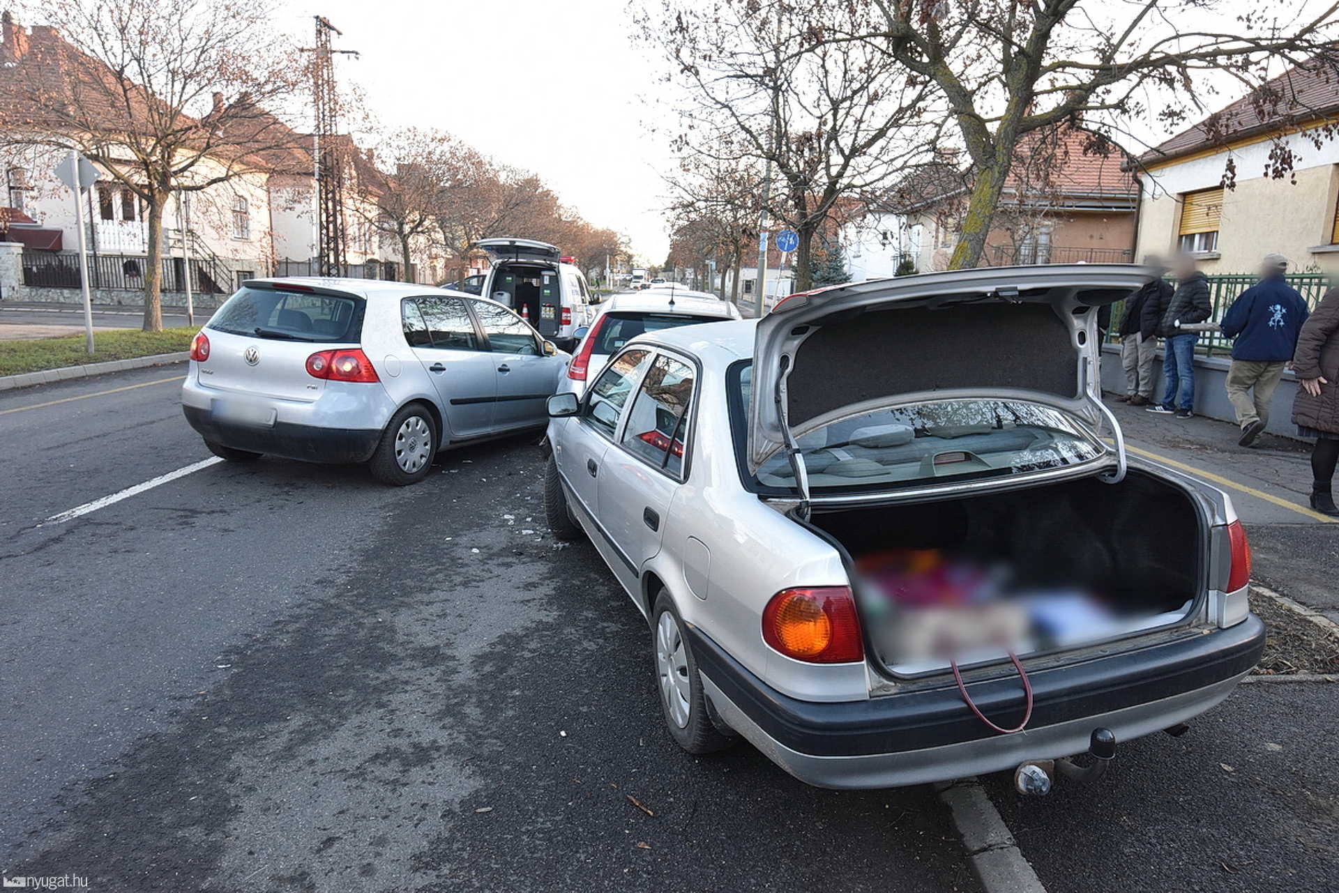 Öt autó rongálódott meg a balesetben - Toyotának ütközött egy VW