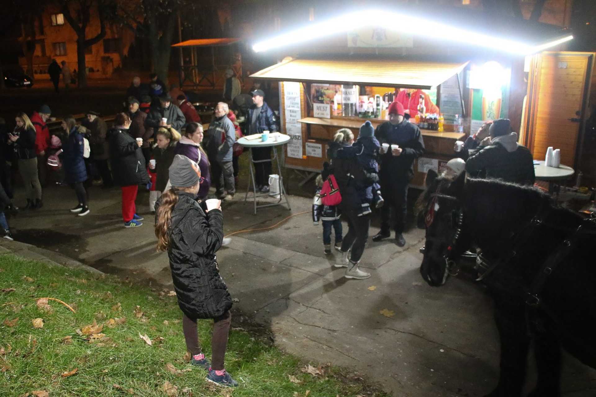 Lovaskocsin érkezett a Mikulás a szombathelyi Víztoronyhoz