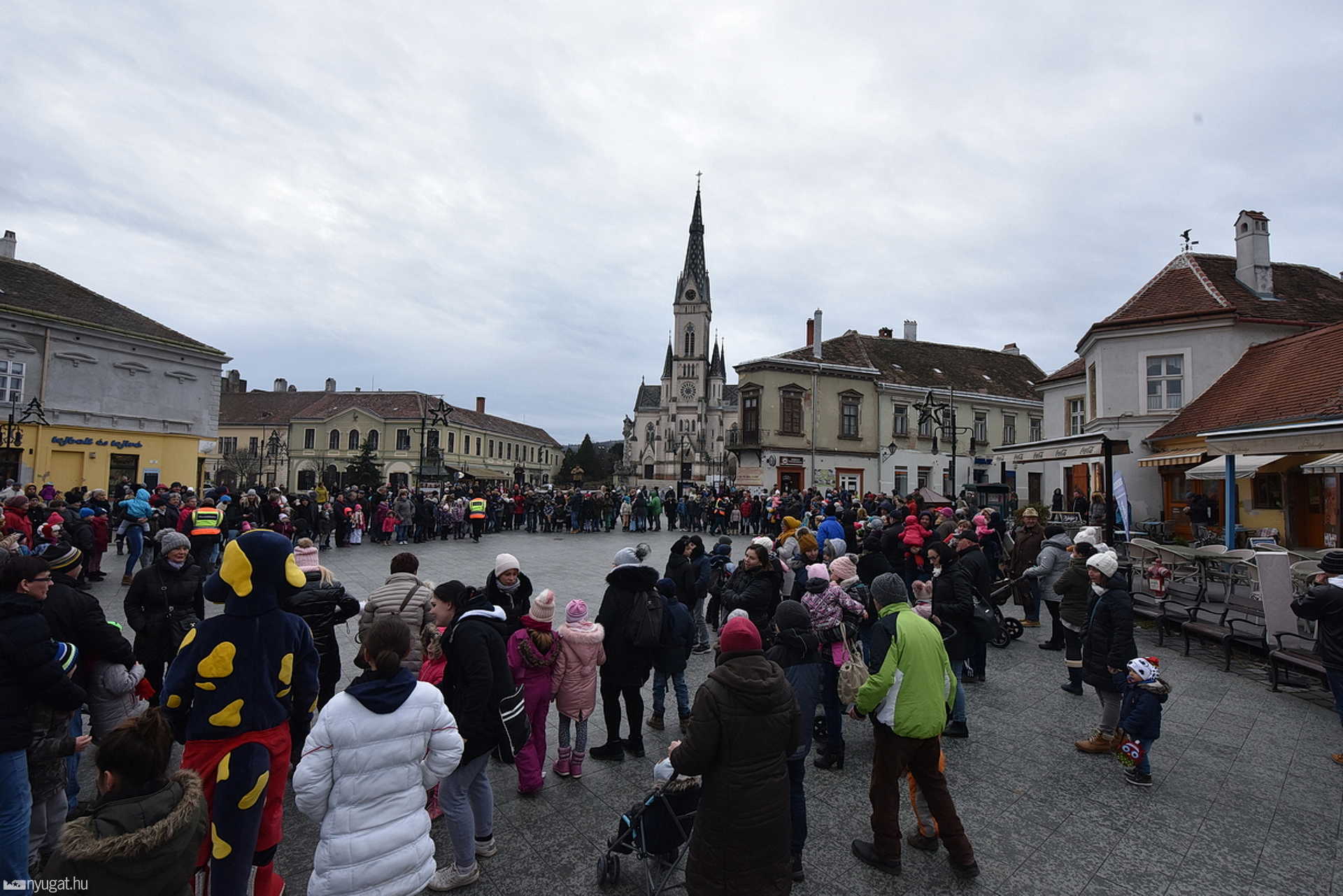 Rénszarvas helyett girokopterrel érkezett a Mikulás Kőszegre 