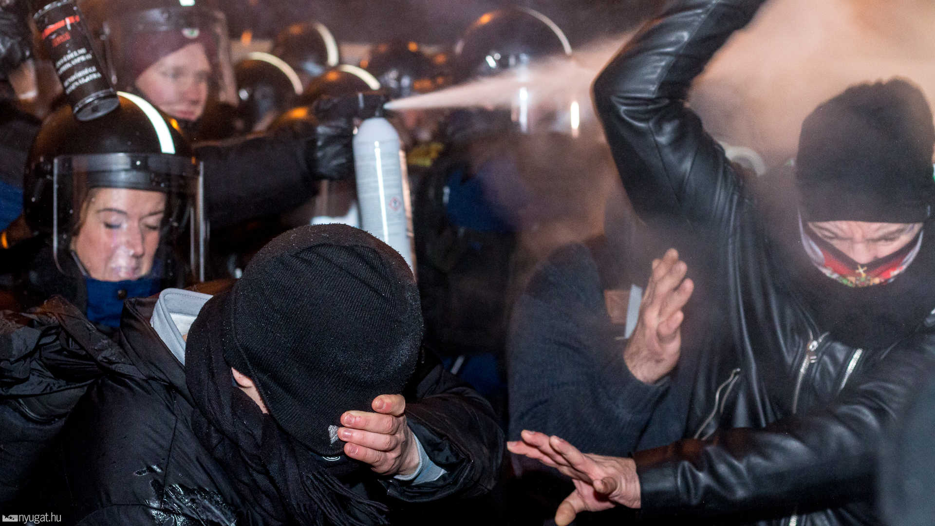 Kisebb dulakodás az első sorokban, melyre a rendőrség könnygáz használatával válaszolt.