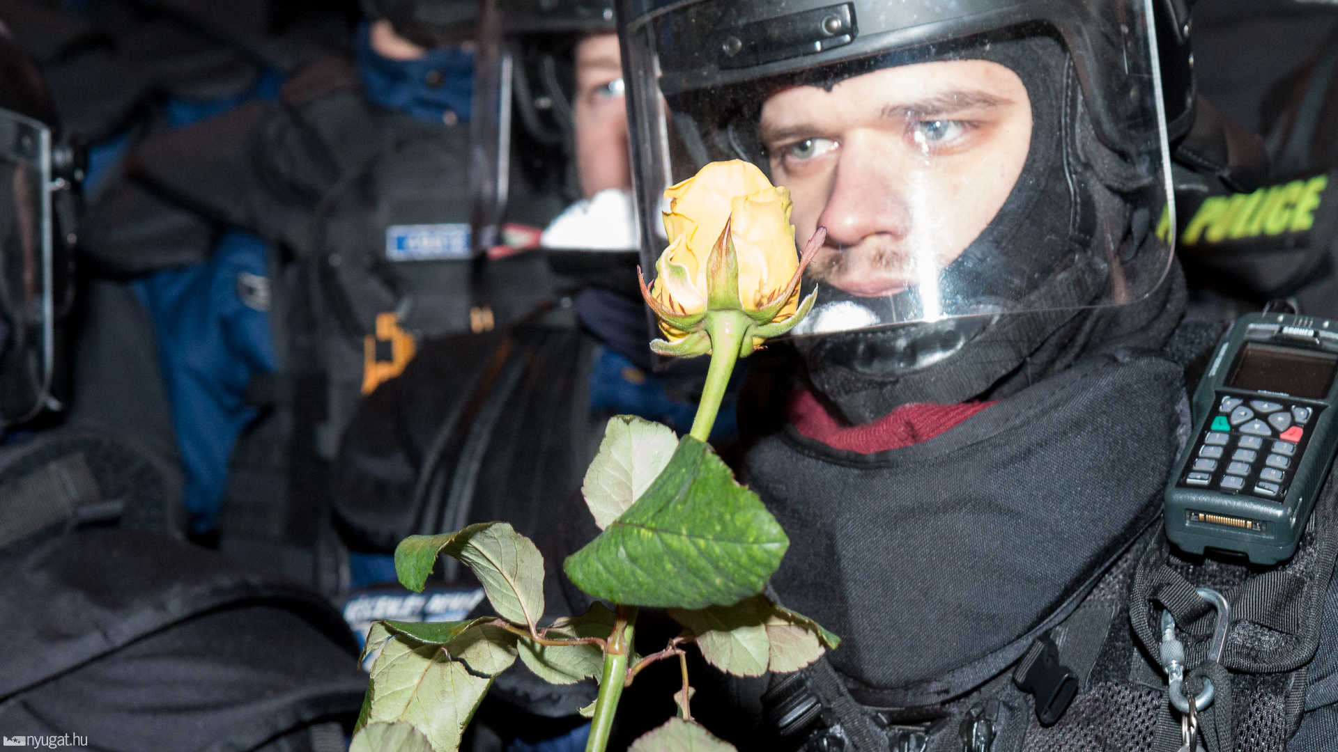  A demonstrálók közül sokan próbáltak tárgyakat (pl. rózsát, alkoholos italt, stb.) átadni a készenléti rendőrség tagjainak.