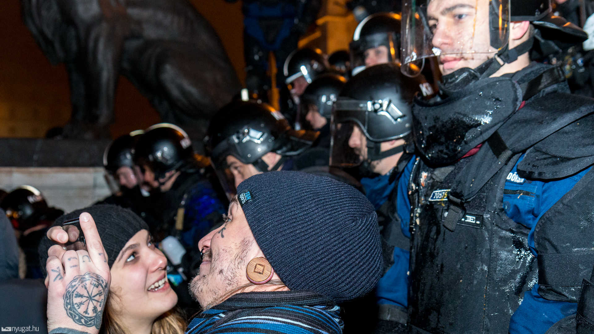 A rendőrsorfallal szelfizés nagy siker volt a demonstrálók körében.