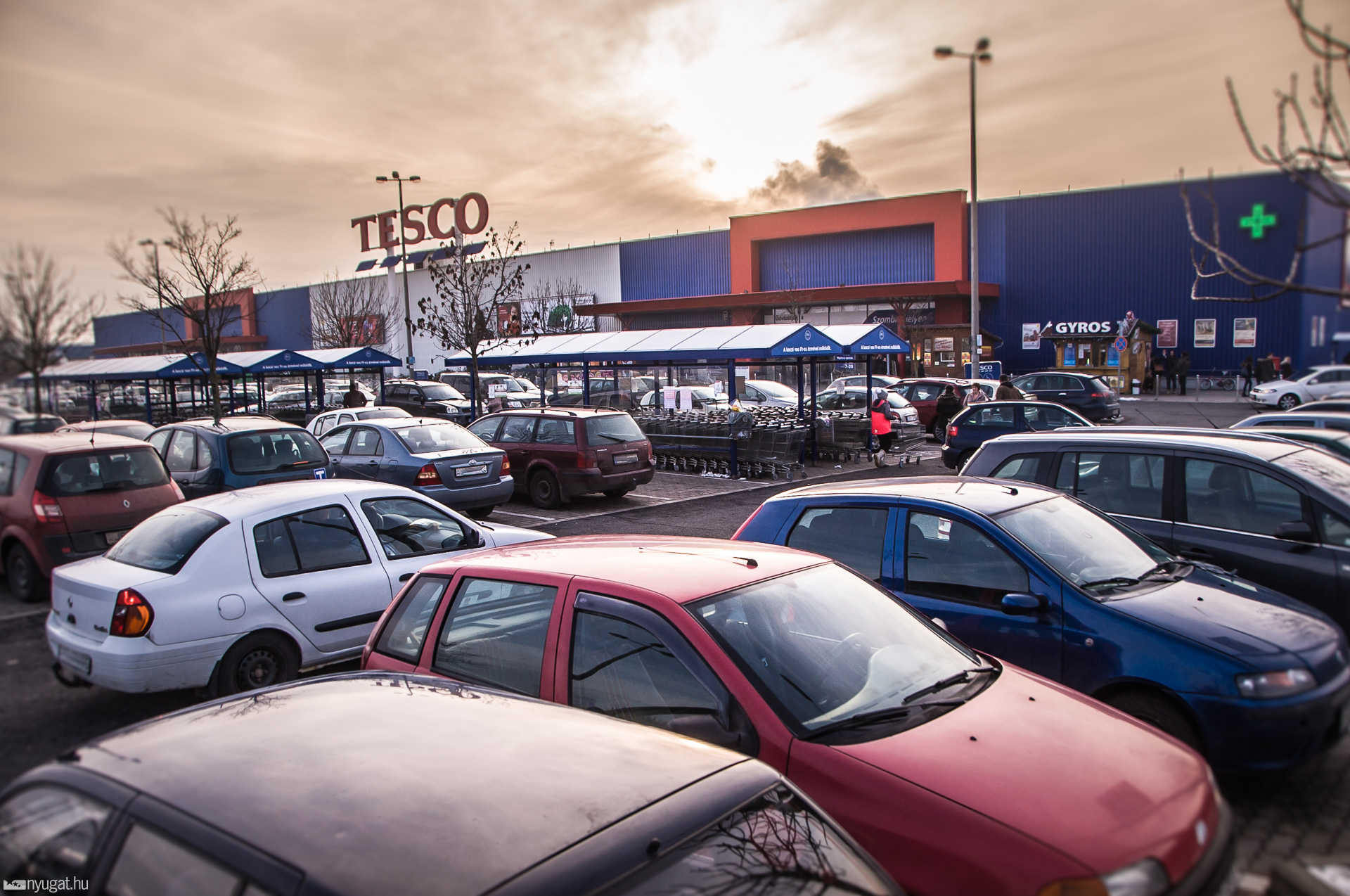 Tömeg a Tecsó parkolóban