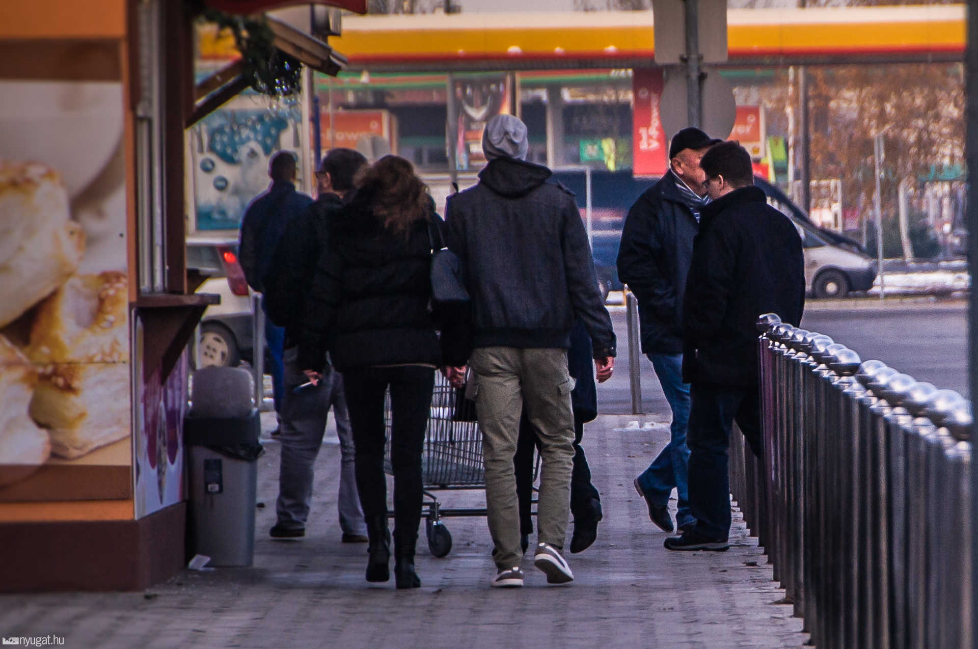 Tömeg a Tecsó parkolóban