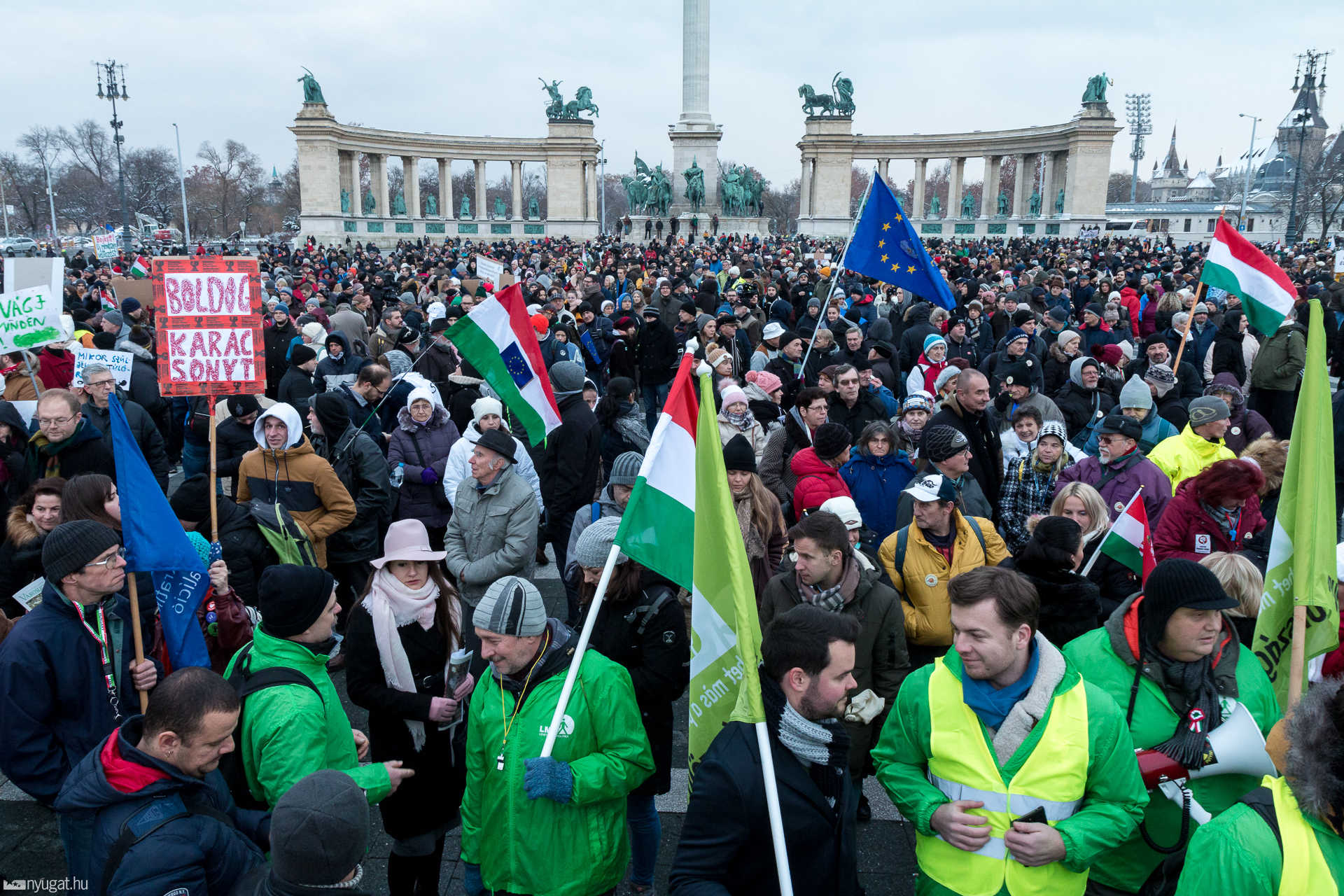 Több ezren gyűltek össze a Hősök terén a kormányellenes demonstráció alkalmából.