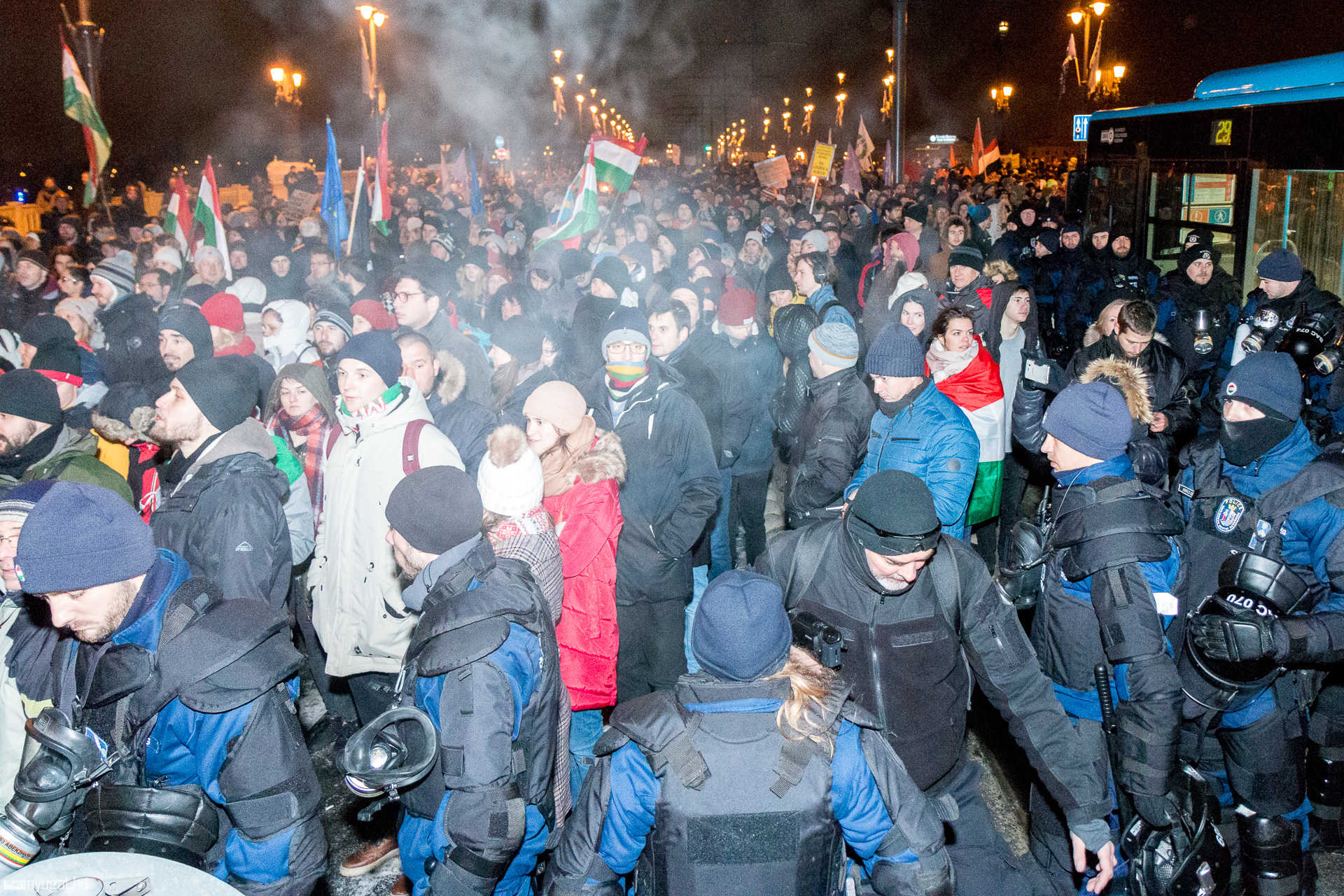 Később közel 7km-es sétára indult a tömeg az MTVA Kunigunda úti székházához.