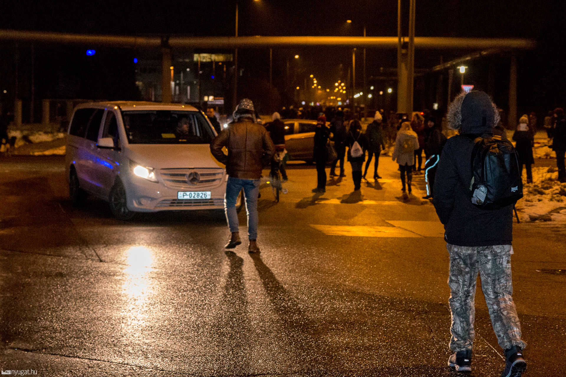 A székházhoz közelítve a rendörség egyre kevésbé foglalkozott a menet elejével, gyakran utcákat hagytak lezáratlanul.