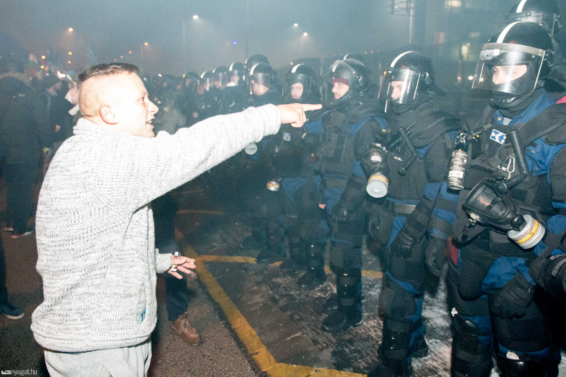 Egy HÉV-vel érkezett Jobbikos csoport, rohamrendőrök sorfala és óriási füst várta a székháznál a tüntetőket.