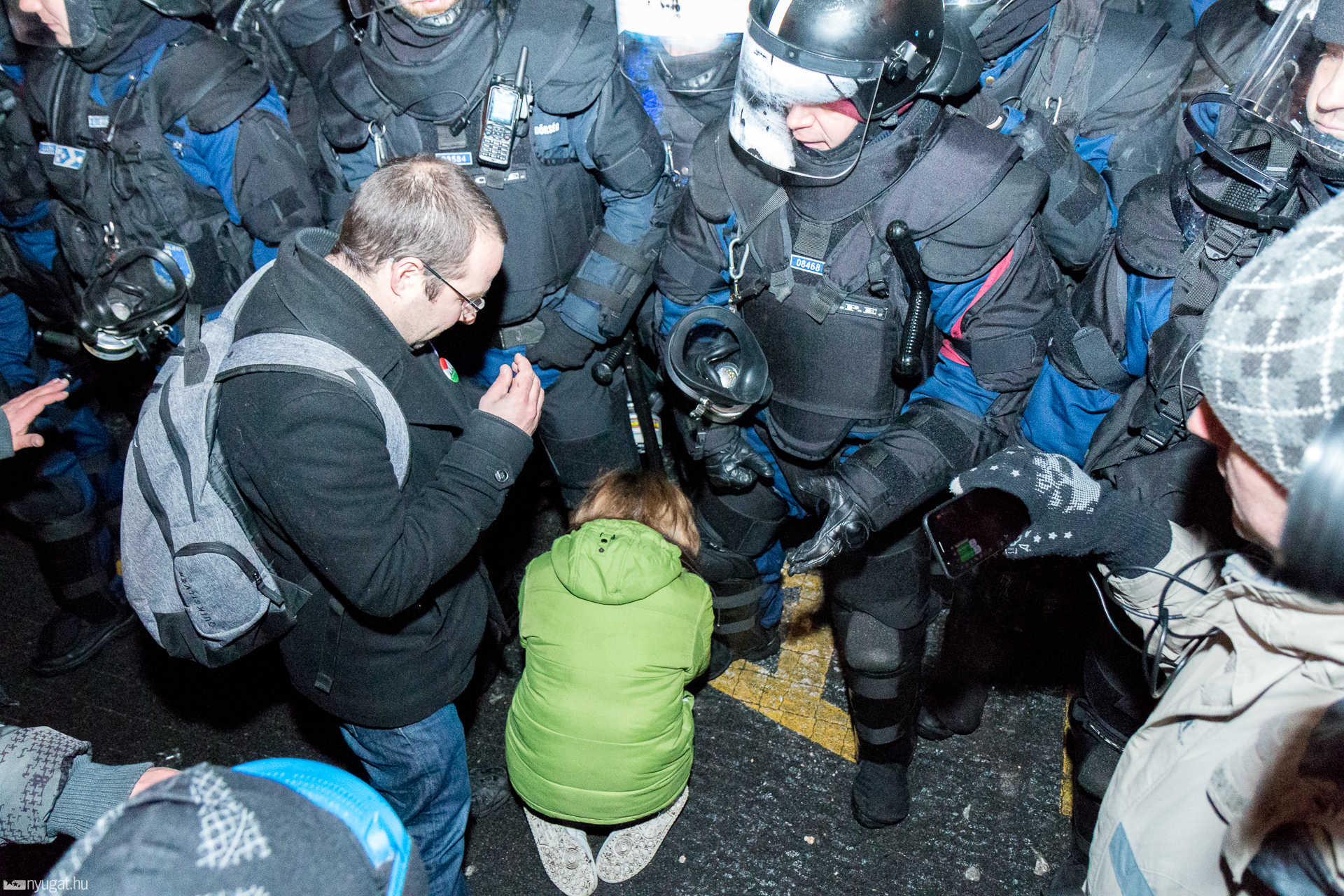 Közel fél órán át térdelt egy nő a rendőrsorfal előtt, a rendőrök szerették volna kiemelni, azonban a tüntetők felé távozott.