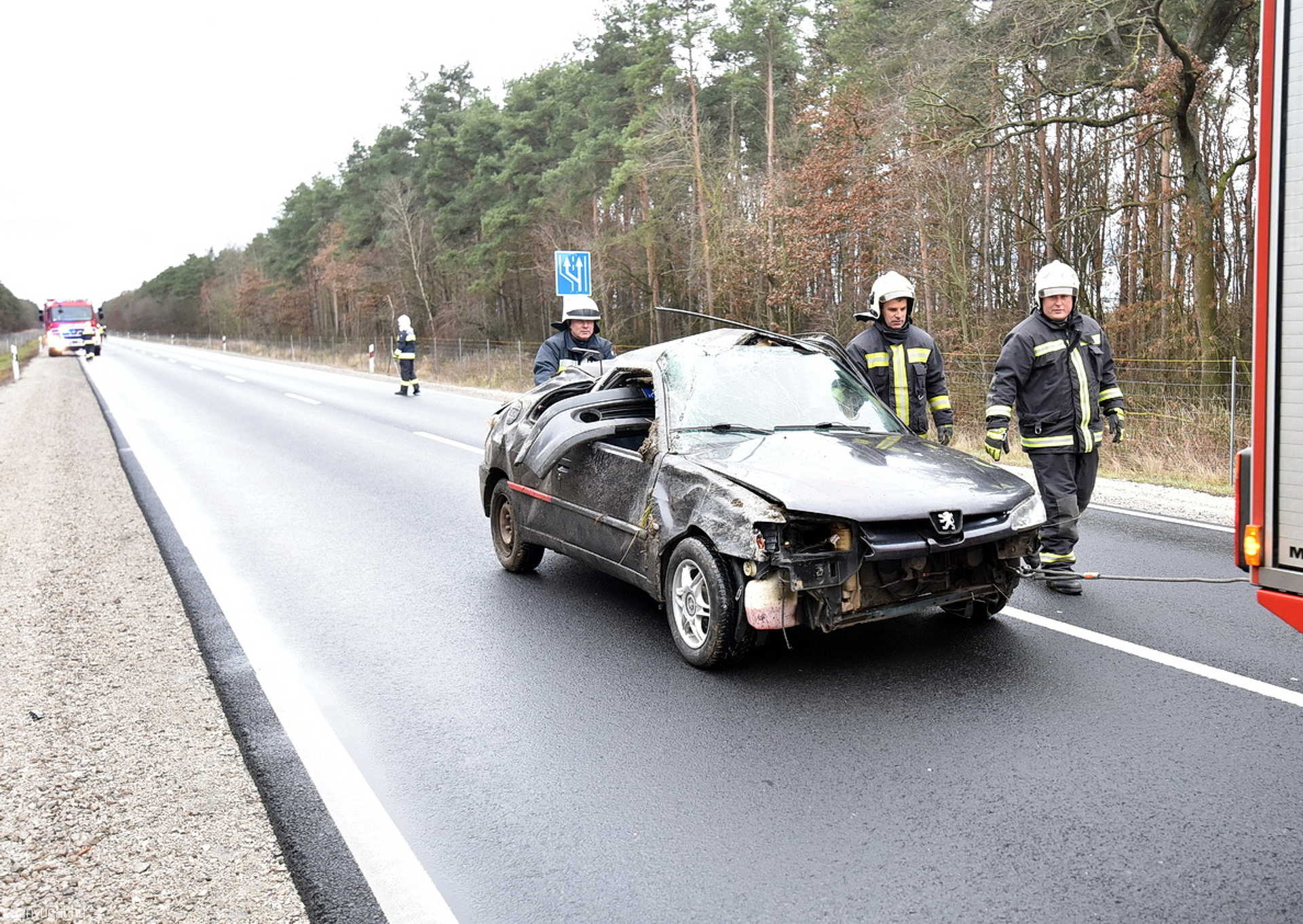 Felborult az útról leszáguldó Peugeot a 86-os főúton