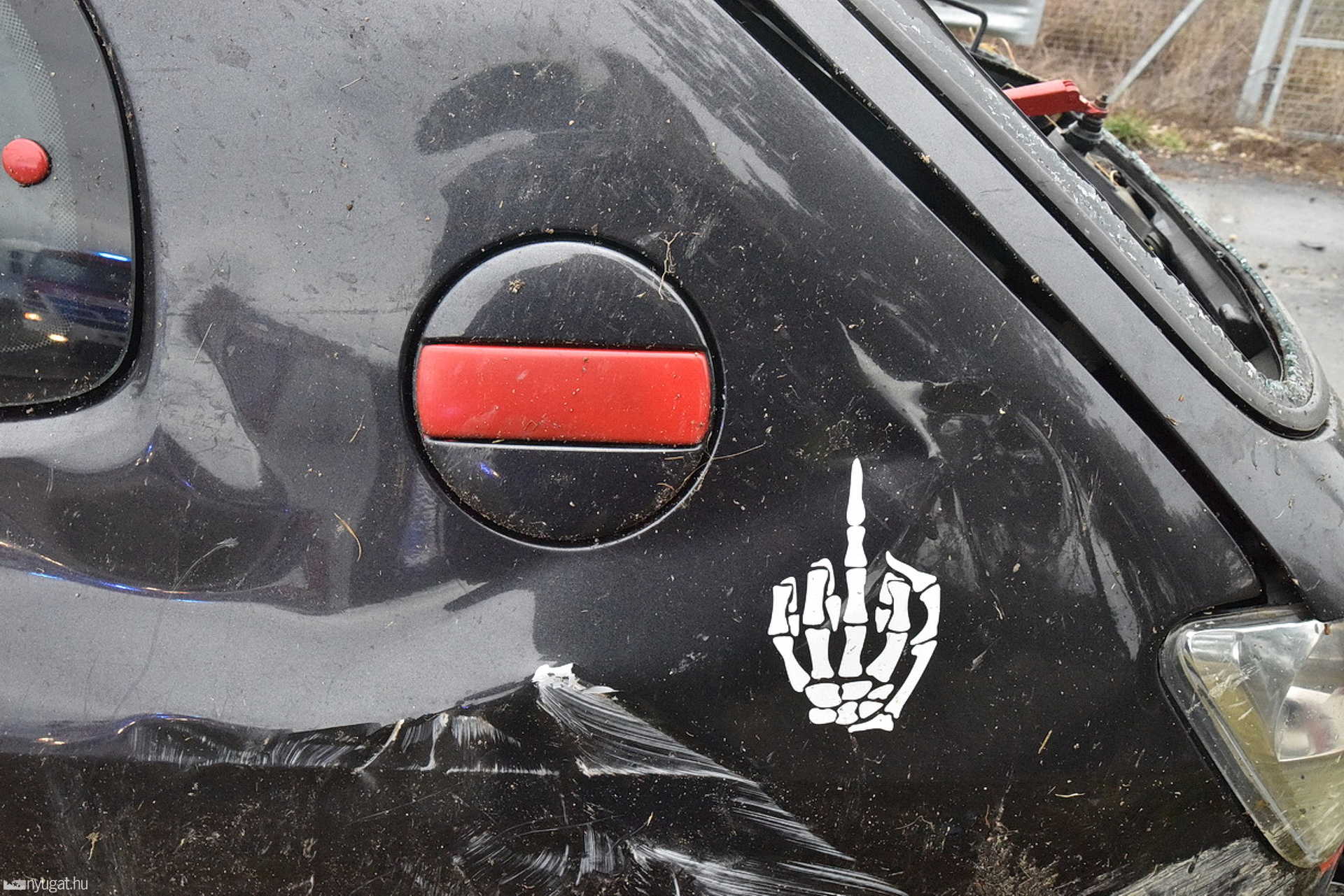 Felborult az útról leszáguldó Peugeot a 86-os főúton
