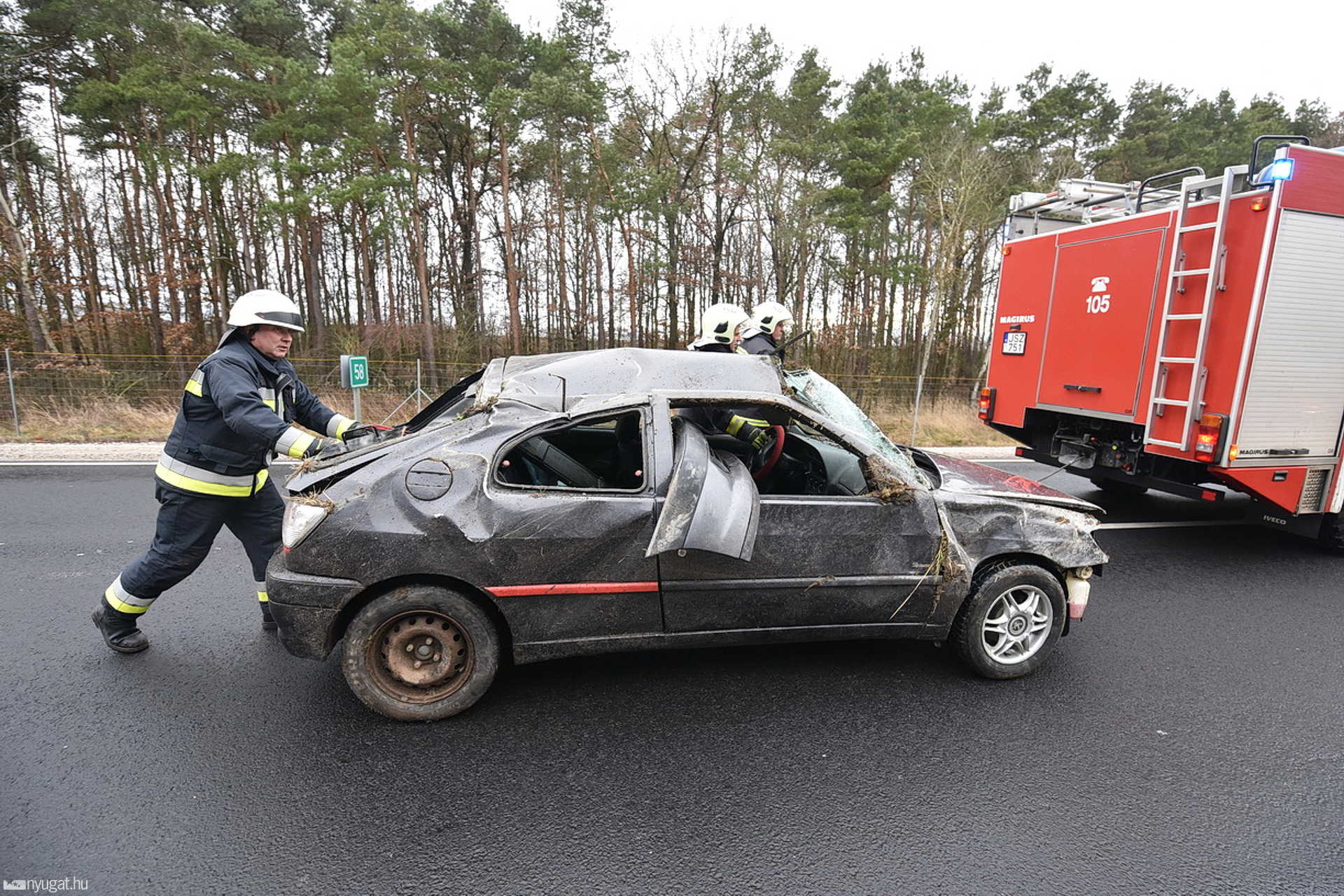 Felborult az útról leszáguldó Peugeot a 86-os főúton