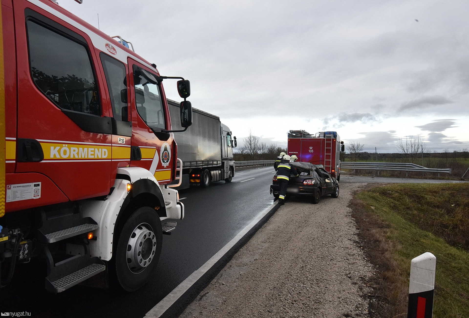 Felborult az útról leszáguldó Peugeot a 86-os főúton