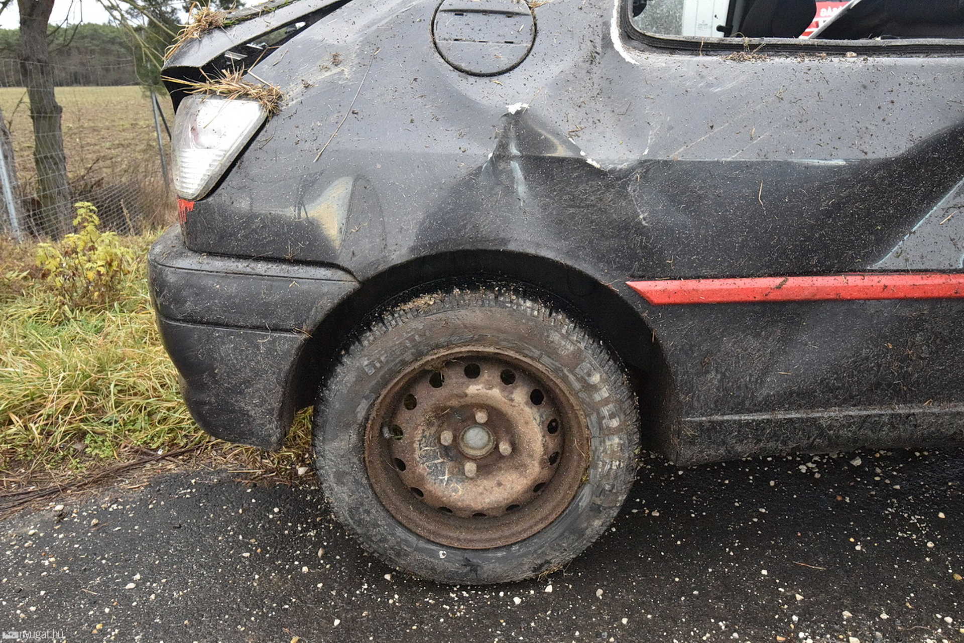 Felborult az útról leszáguldó Peugeot a 86-os főúton