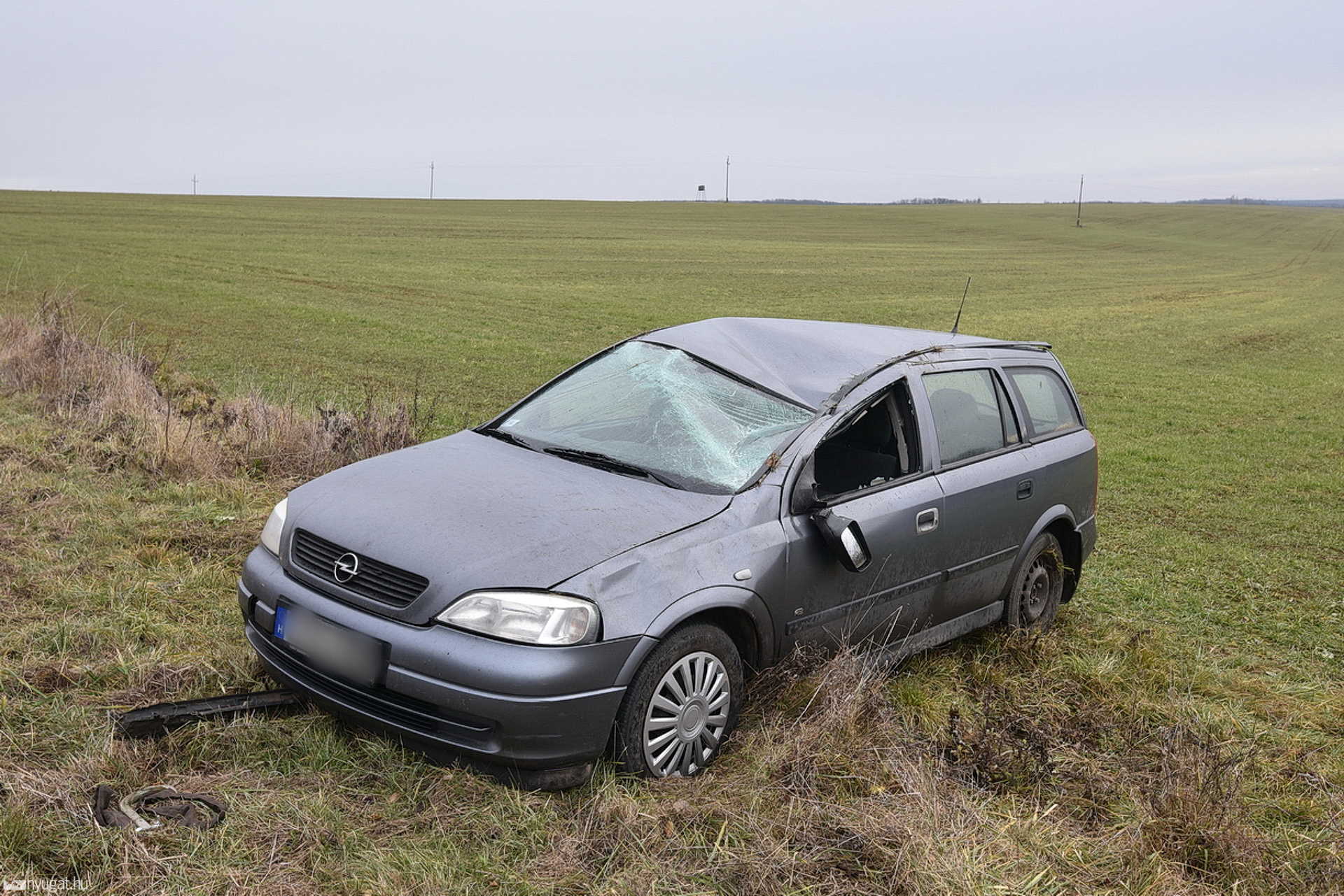 Felborult egy Opel Bozsok közelében