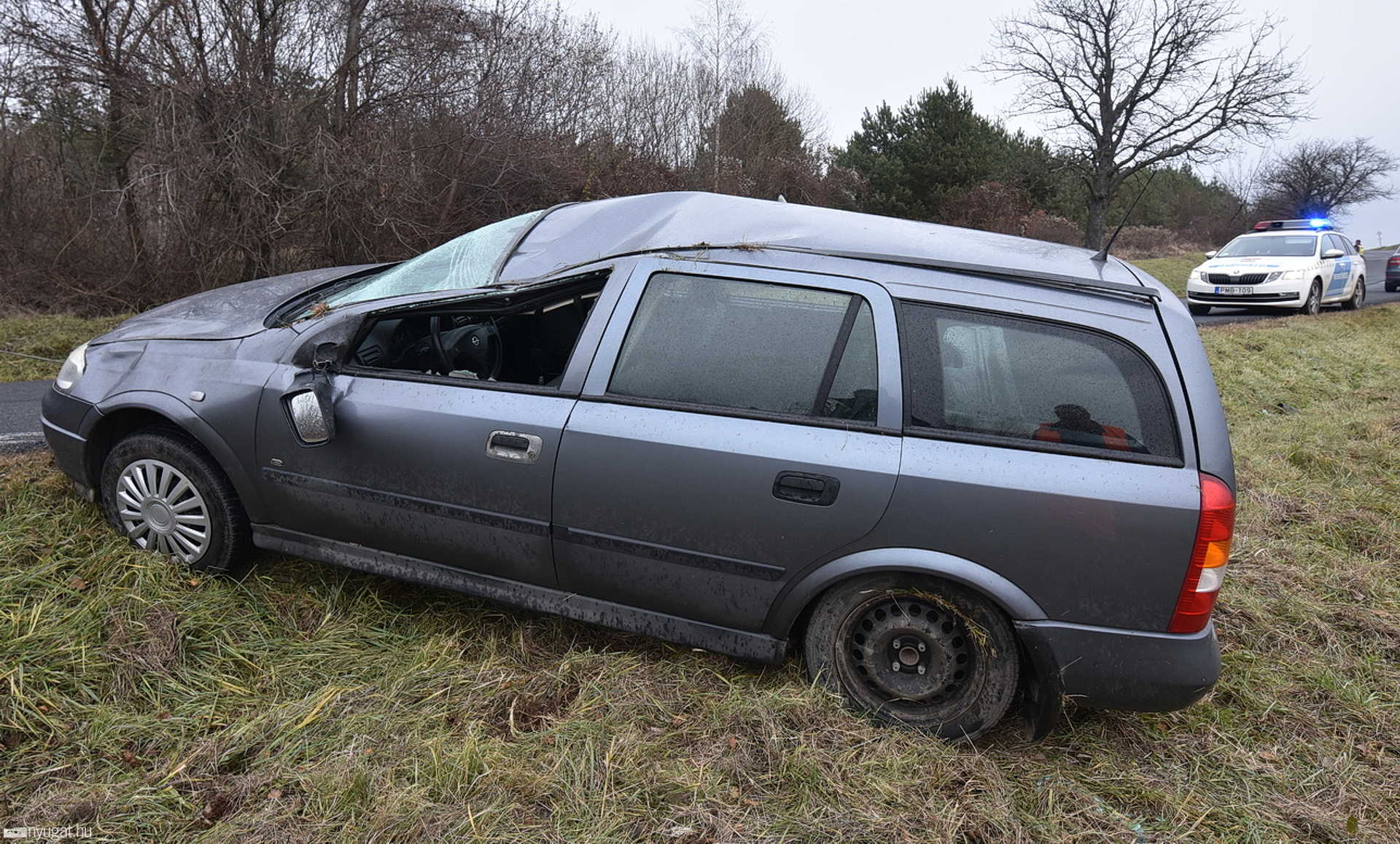 Felborult egy Opel Bozsok közelében