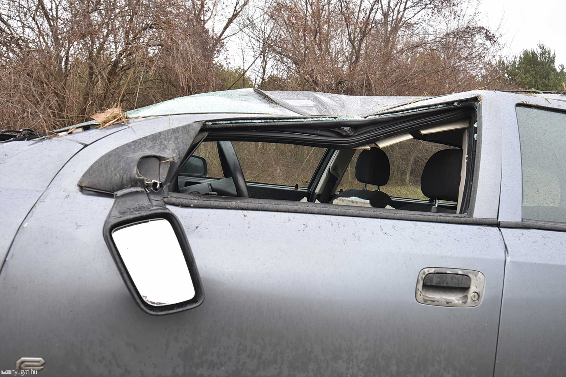 Felborult egy Opel Bozsok közelében