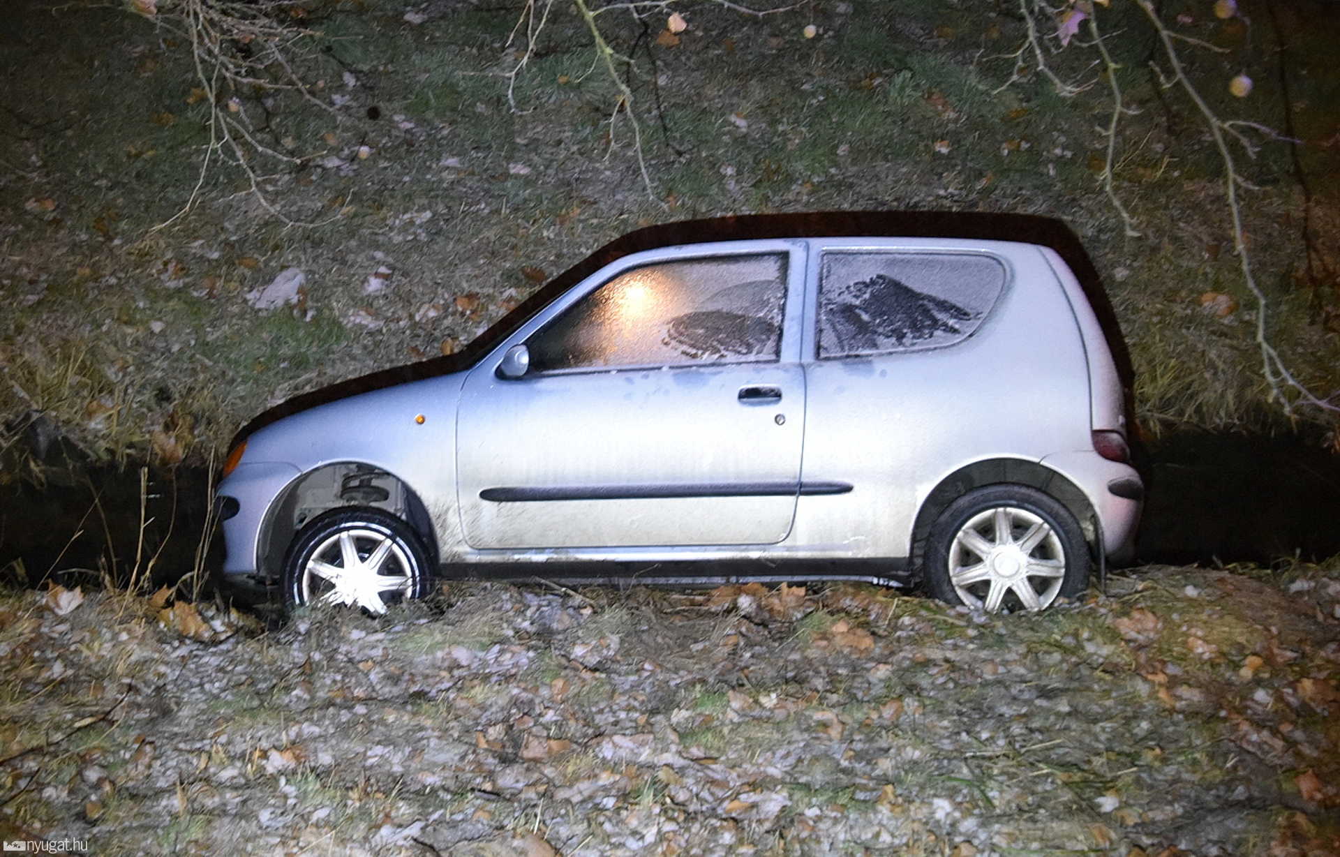 Patakmederben álló autó miatt hívták a rendőröket Szombathelyen