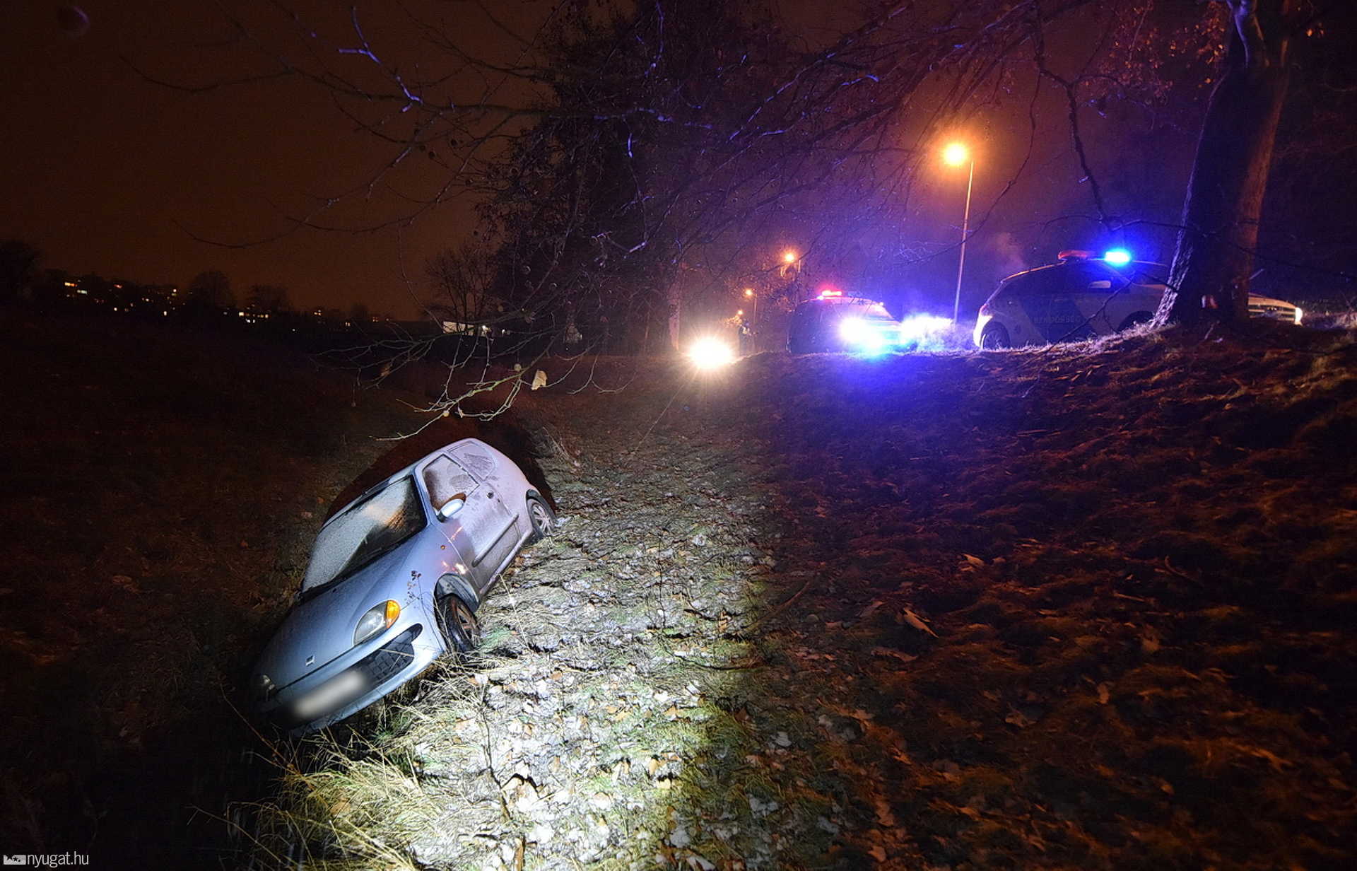 Patakmederben álló autó miatt hívták a rendőröket Szombathelyen