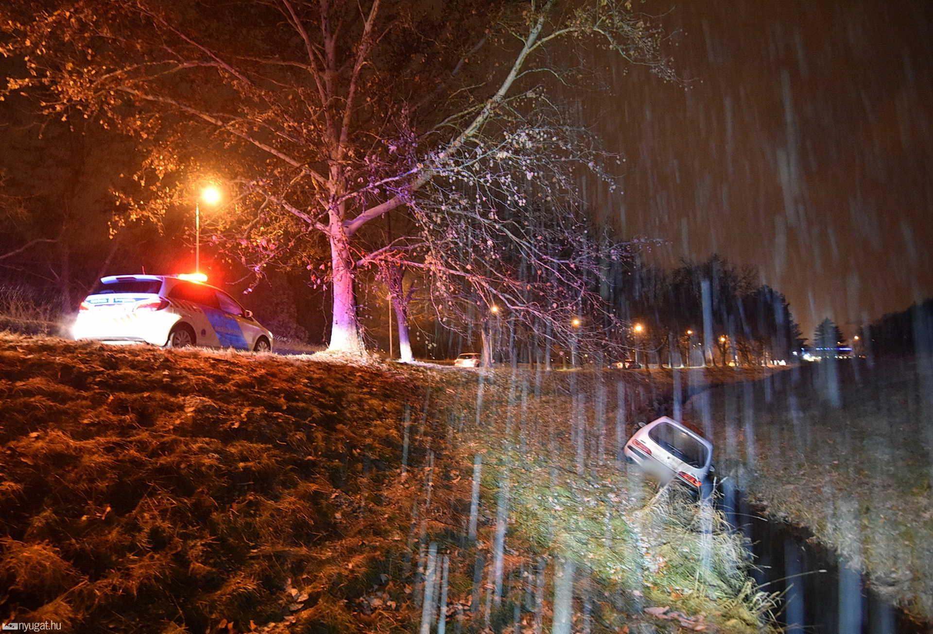 Patakmederben álló autó miatt hívták a rendőröket Szombathelyen