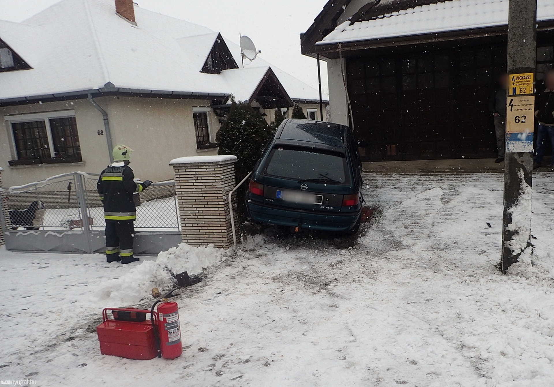 Betonoszlopnak csúszott, majd gázcsőnek ütközött egy Opel Szombathelyen
