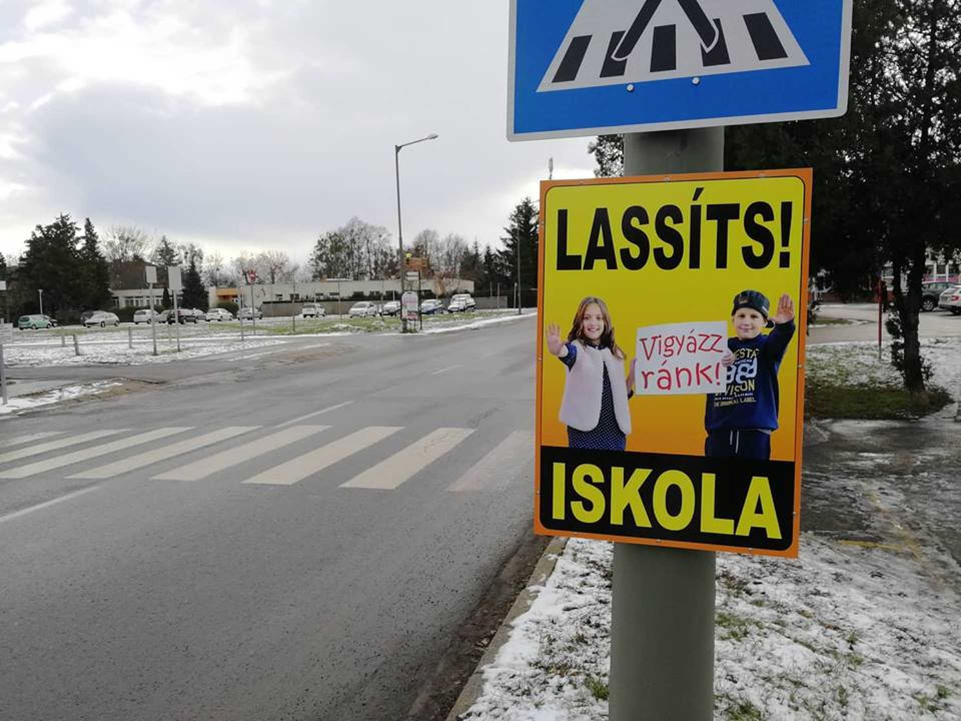 Lassító táblákon a kőszegi gyerekek