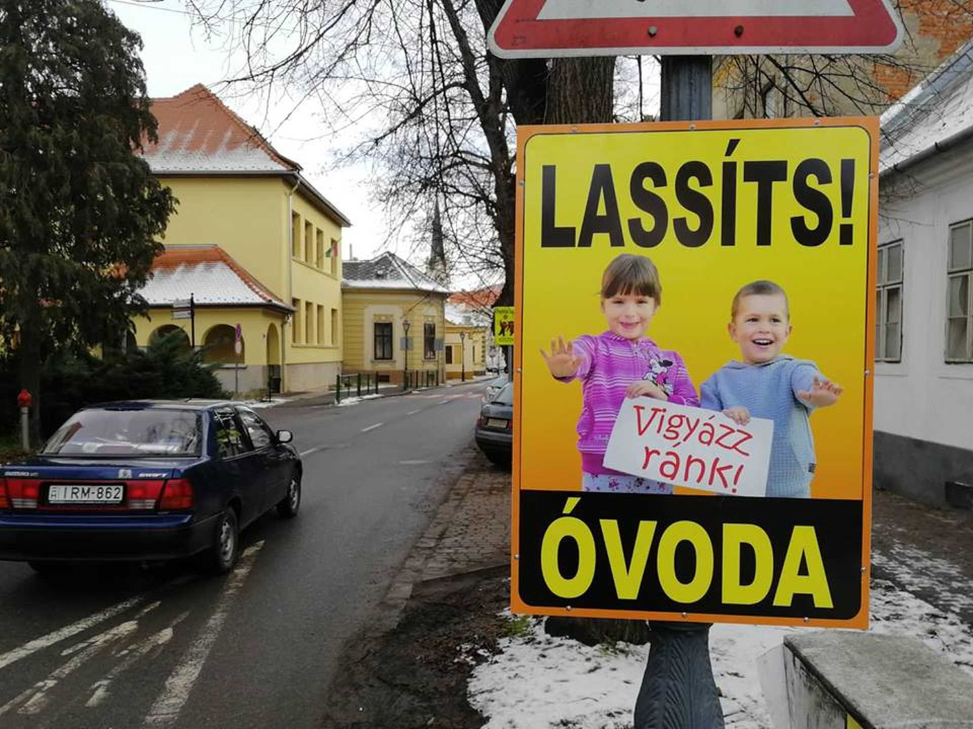 Lassító táblákon a kőszegi gyerekek
