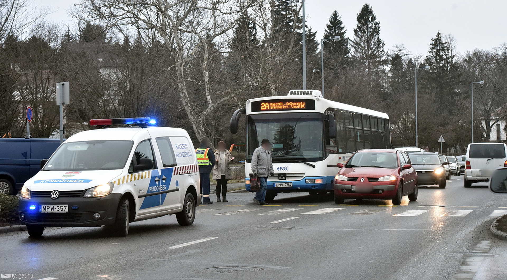 Buszt előzött, de koccant a Renault Szombathelyen, csúcsidőben