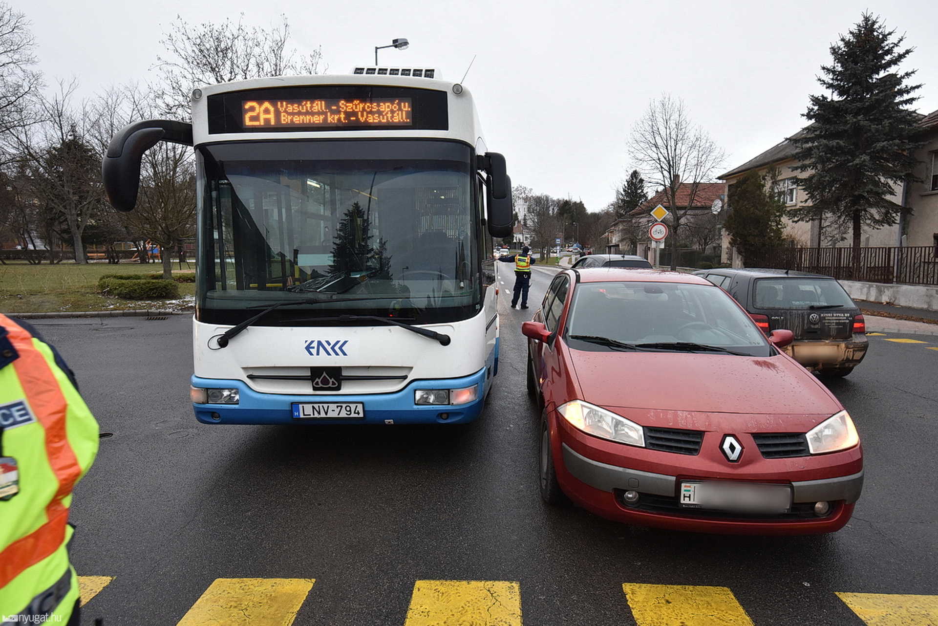 Buszt előzött, de koccant a Renault Szombathelyen, csúcsidőben