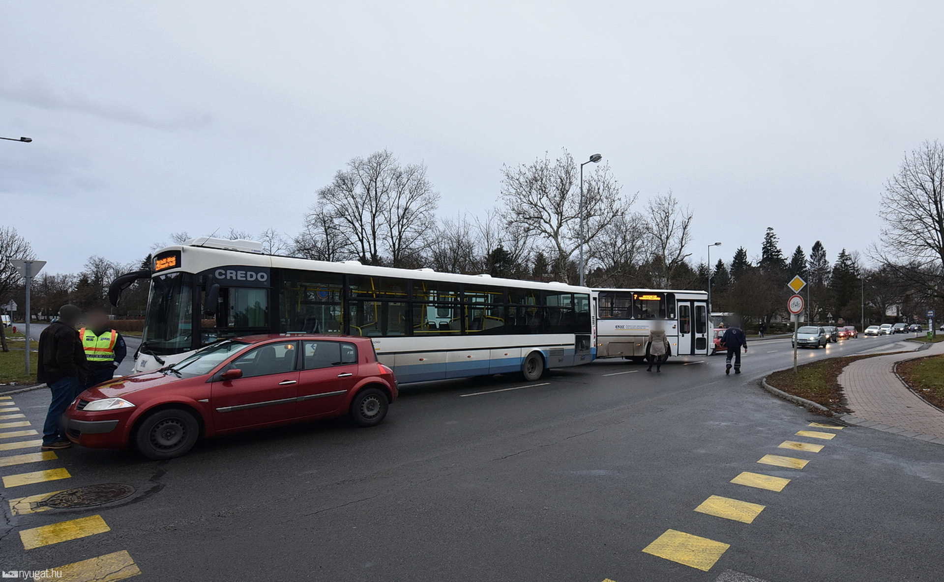 Buszt előzött, de koccant a Renault Szombathelyen, csúcsidőben