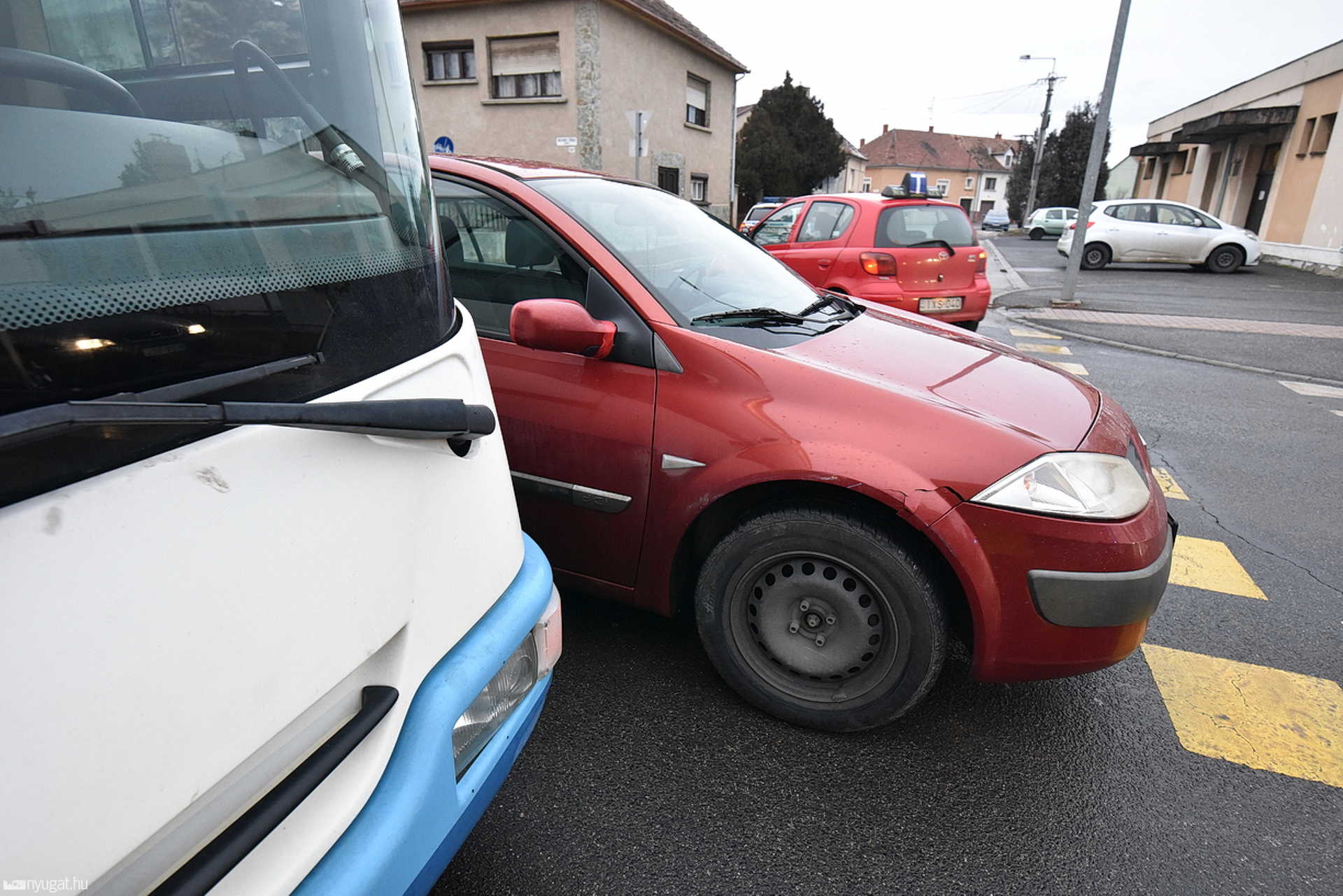 Buszt előzött, de koccant a Renault Szombathelyen, csúcsidőben