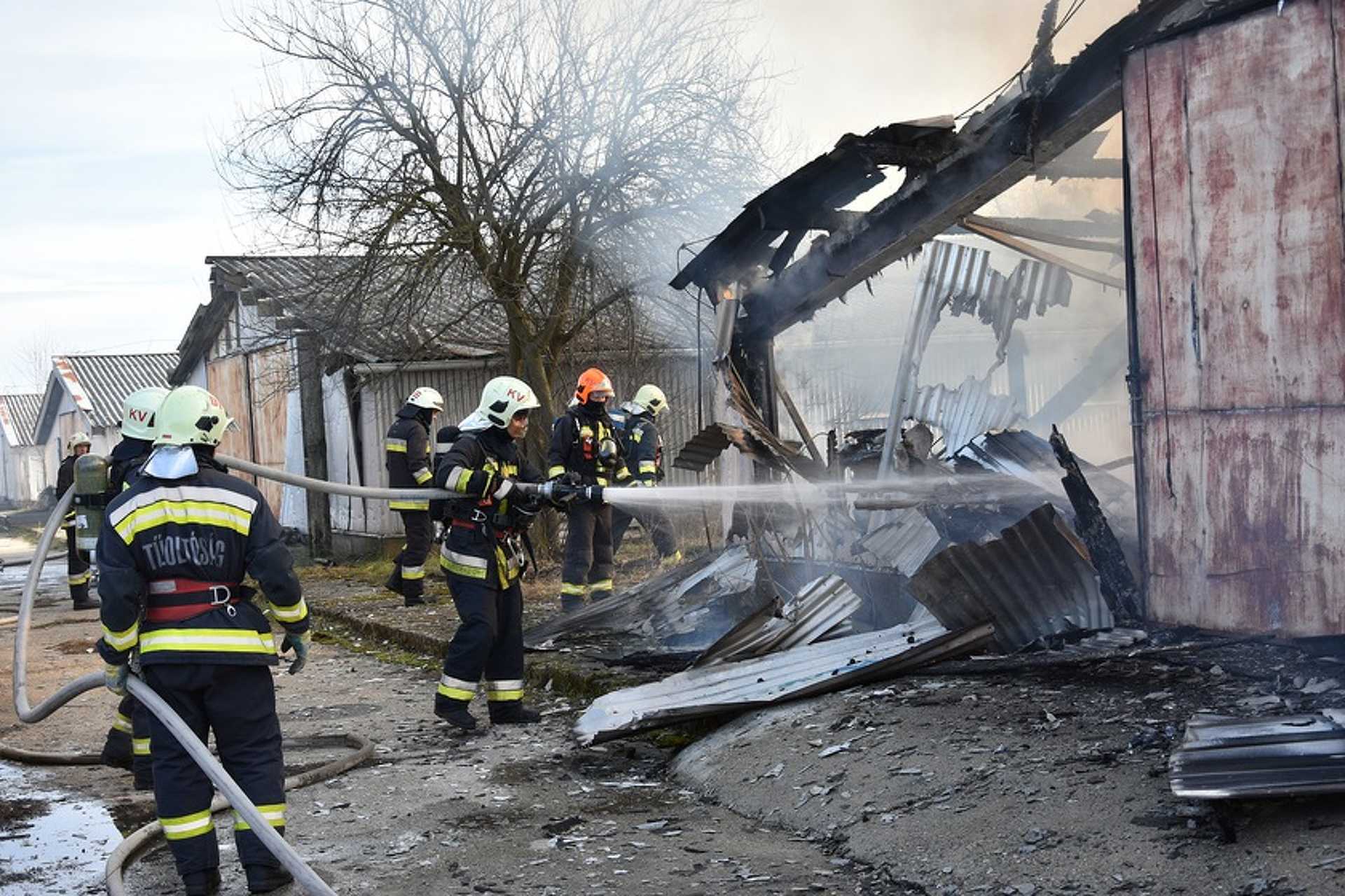 25 autó gyulladt ki Kaposváron egy raktárban