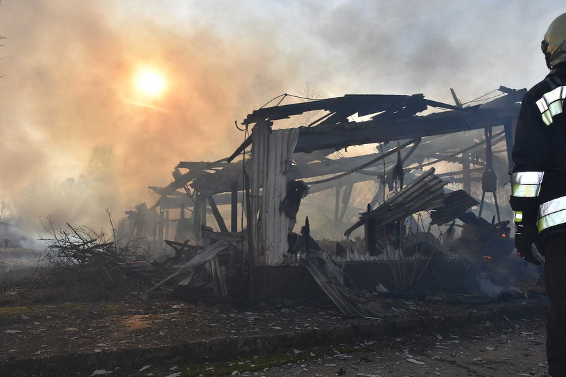 25 autó gyulladt ki Kaposváron egy raktárban