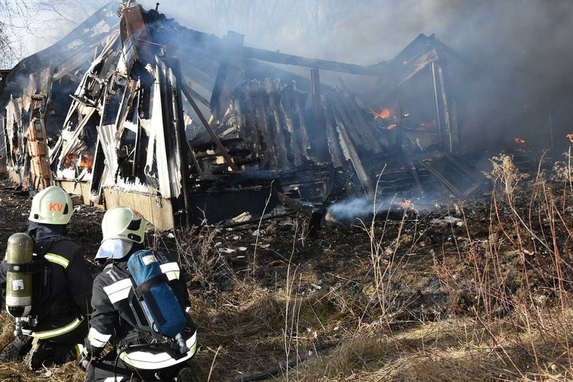 25 autó gyulladt ki Kaposváron egy raktárban