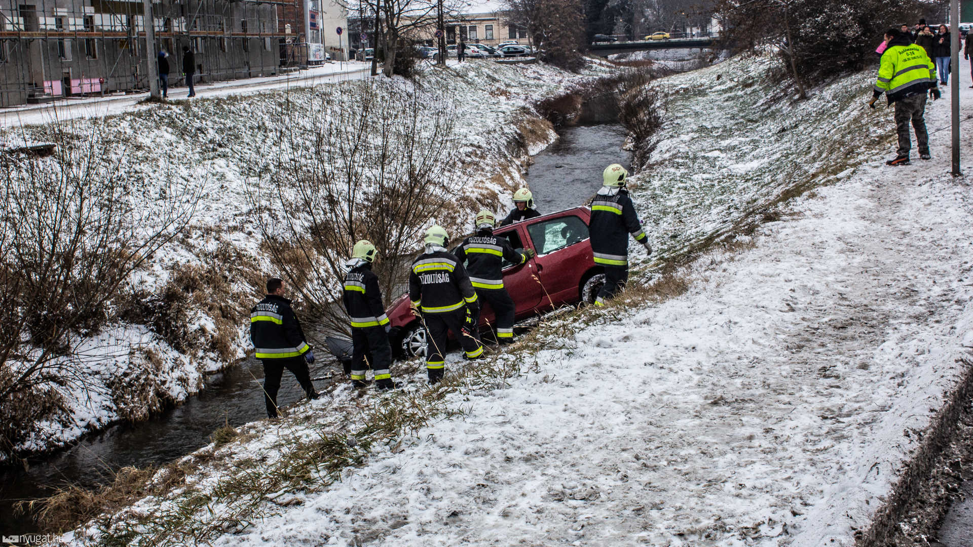 Perintbe csúszott autó