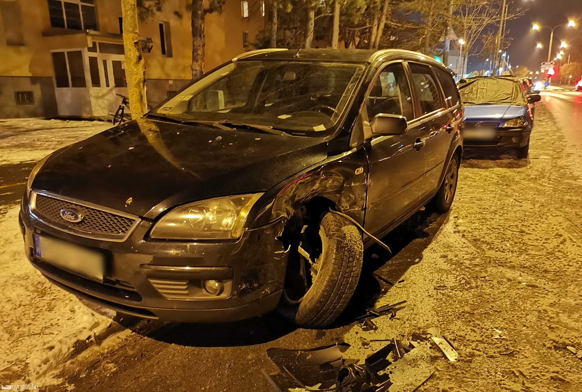 Megcsúszott, megpördült és parkoló autónak ütközött egy Ford Szombathelyen
