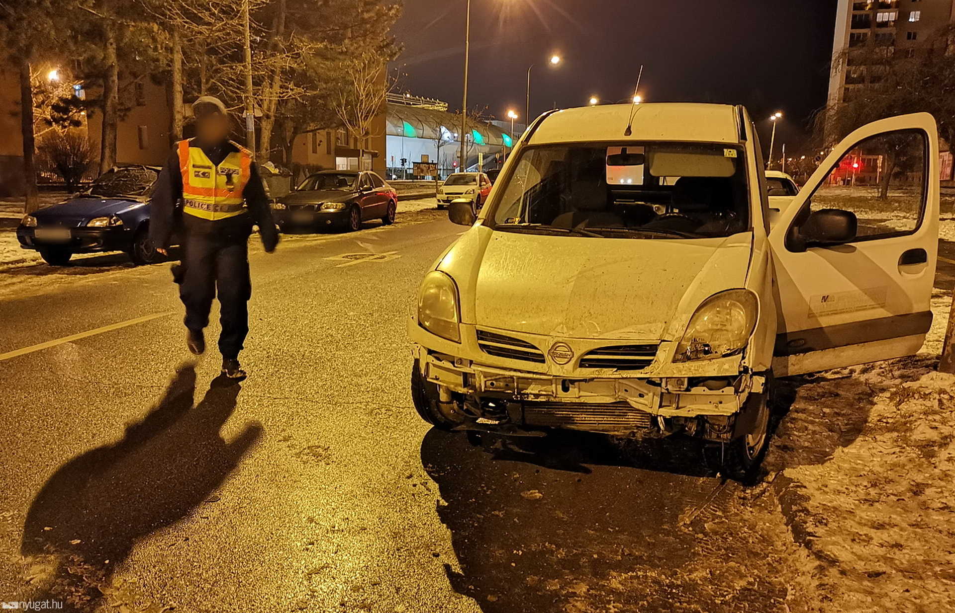 Megcsúszott, megpördült és parkoló autónak ütközött egy Ford Szombathelyen