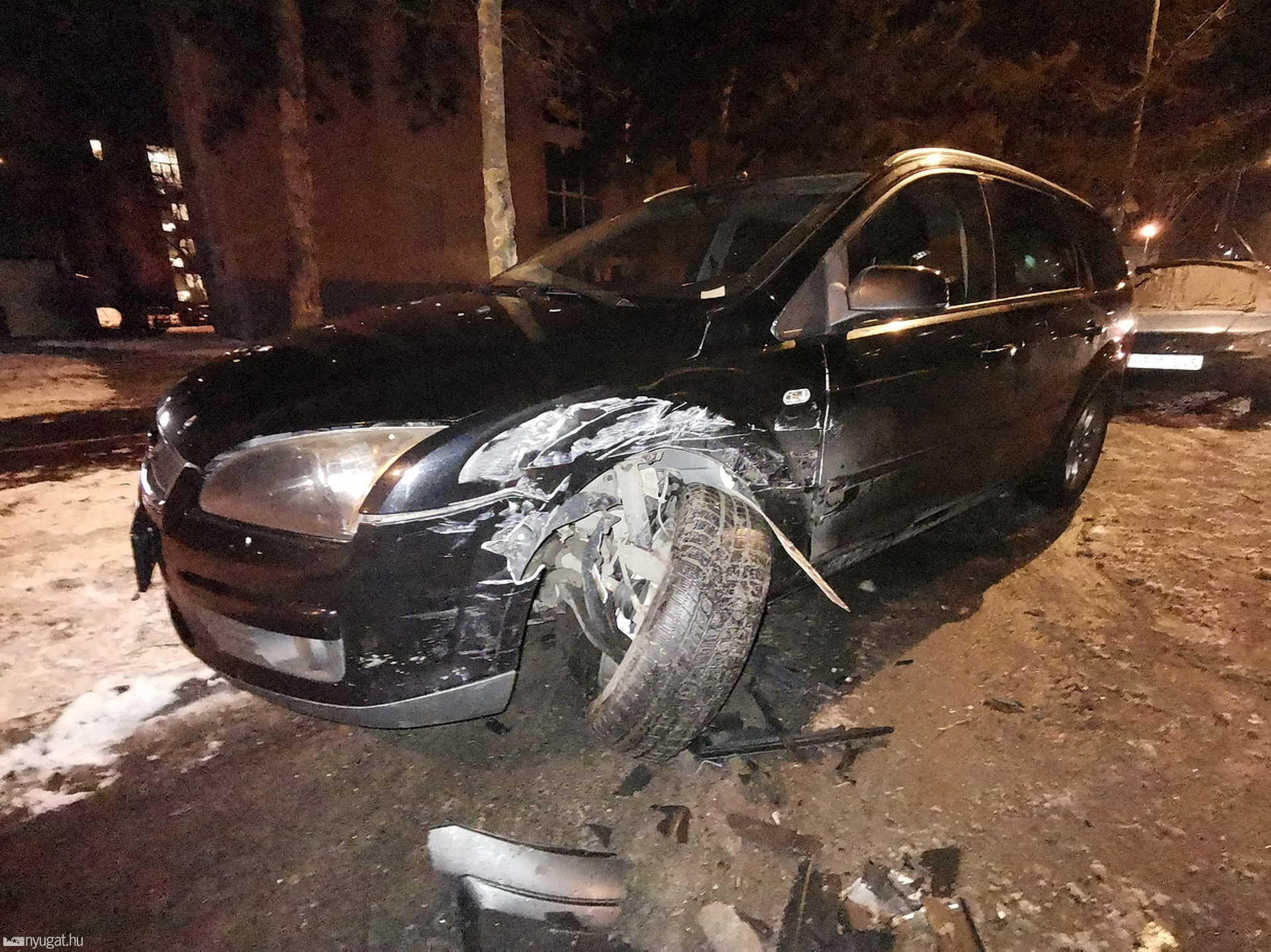 Megcsúszott, megpördült és parkoló autónak ütközött egy Ford Szombathelyen