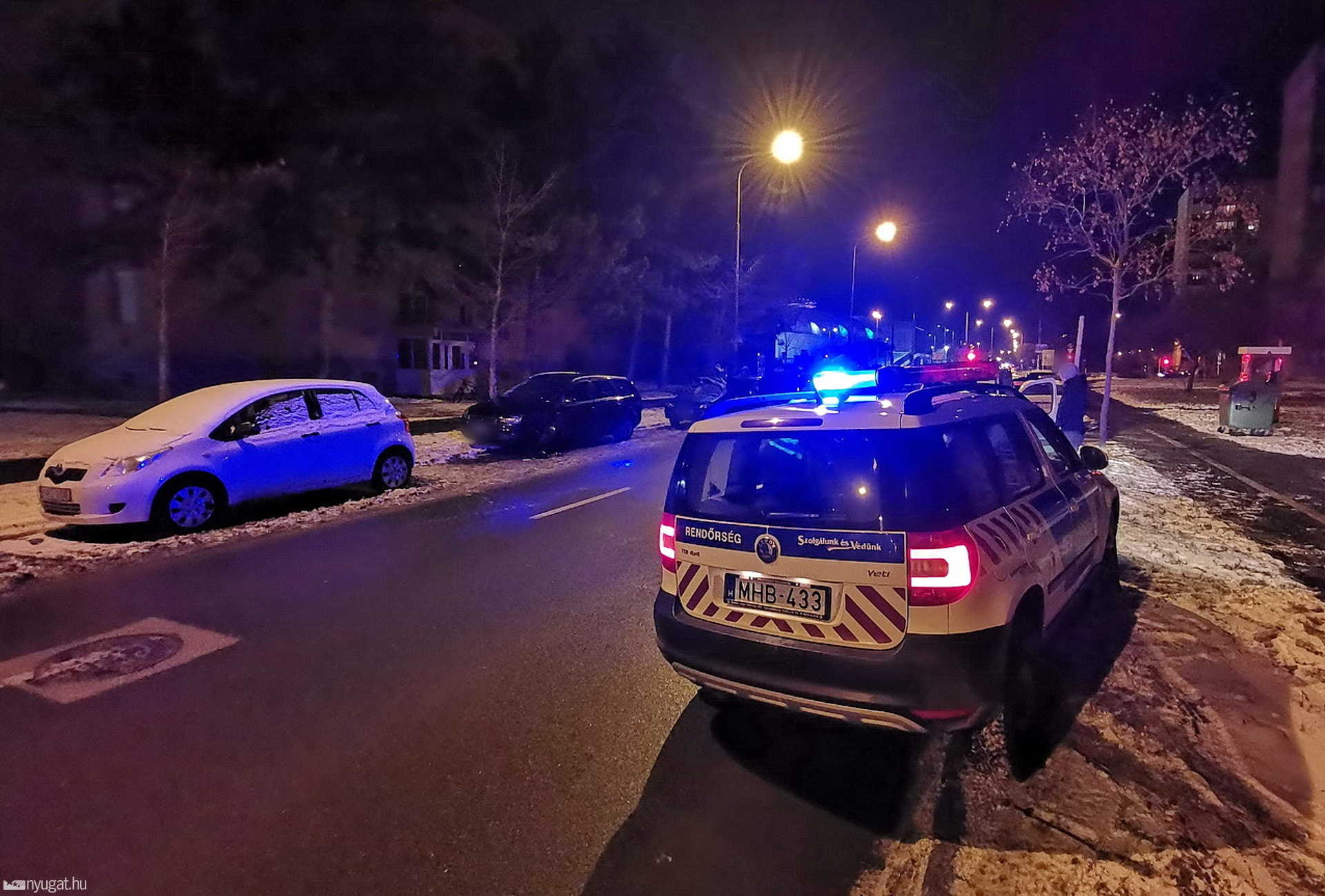 Megcsúszott, megpördült és parkoló autónak ütközött egy Ford Szombathelyen