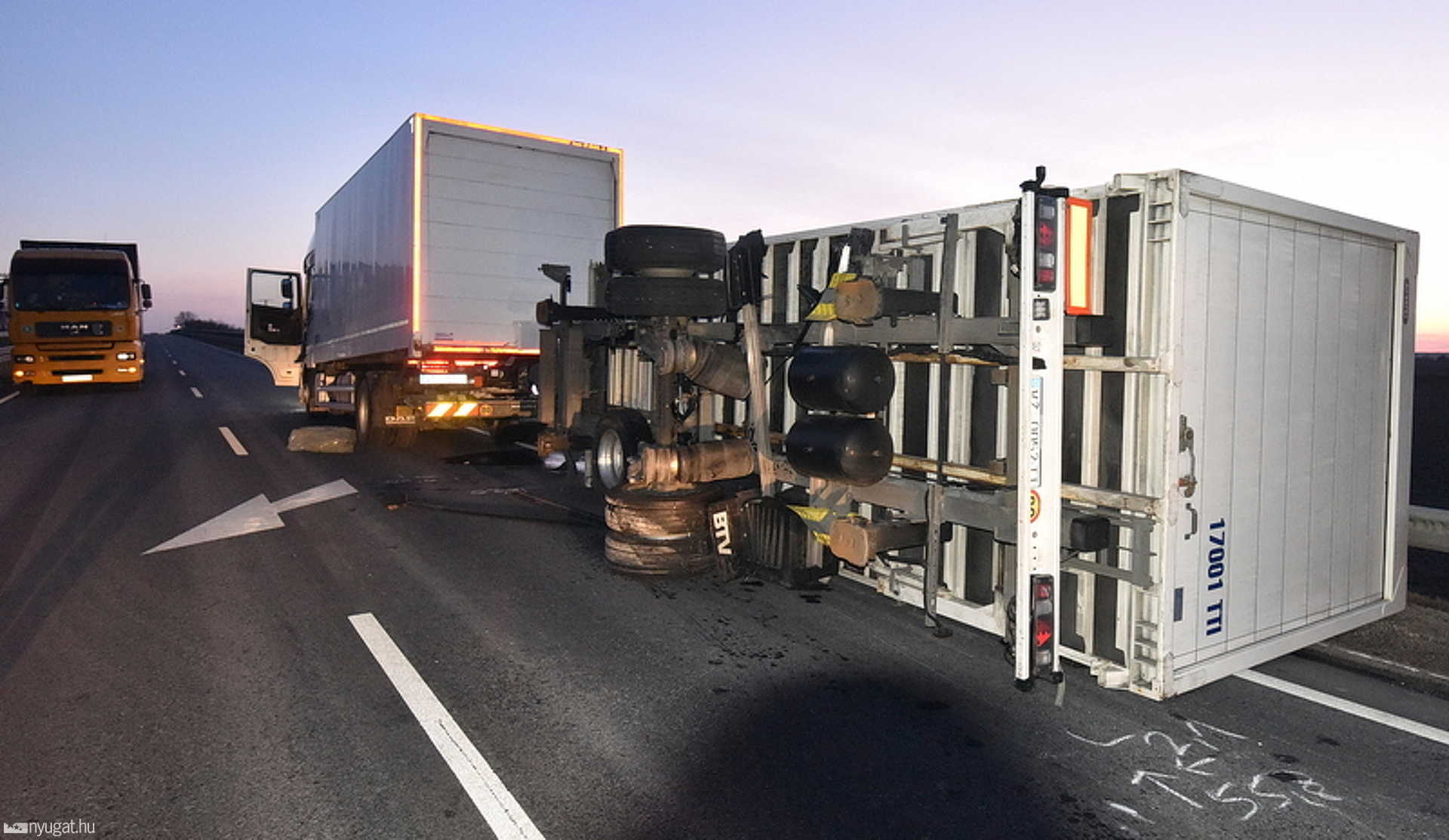 Kisáruszállító ütközött egy kamion pótkocsijának a 86-oson, Nádasdnál