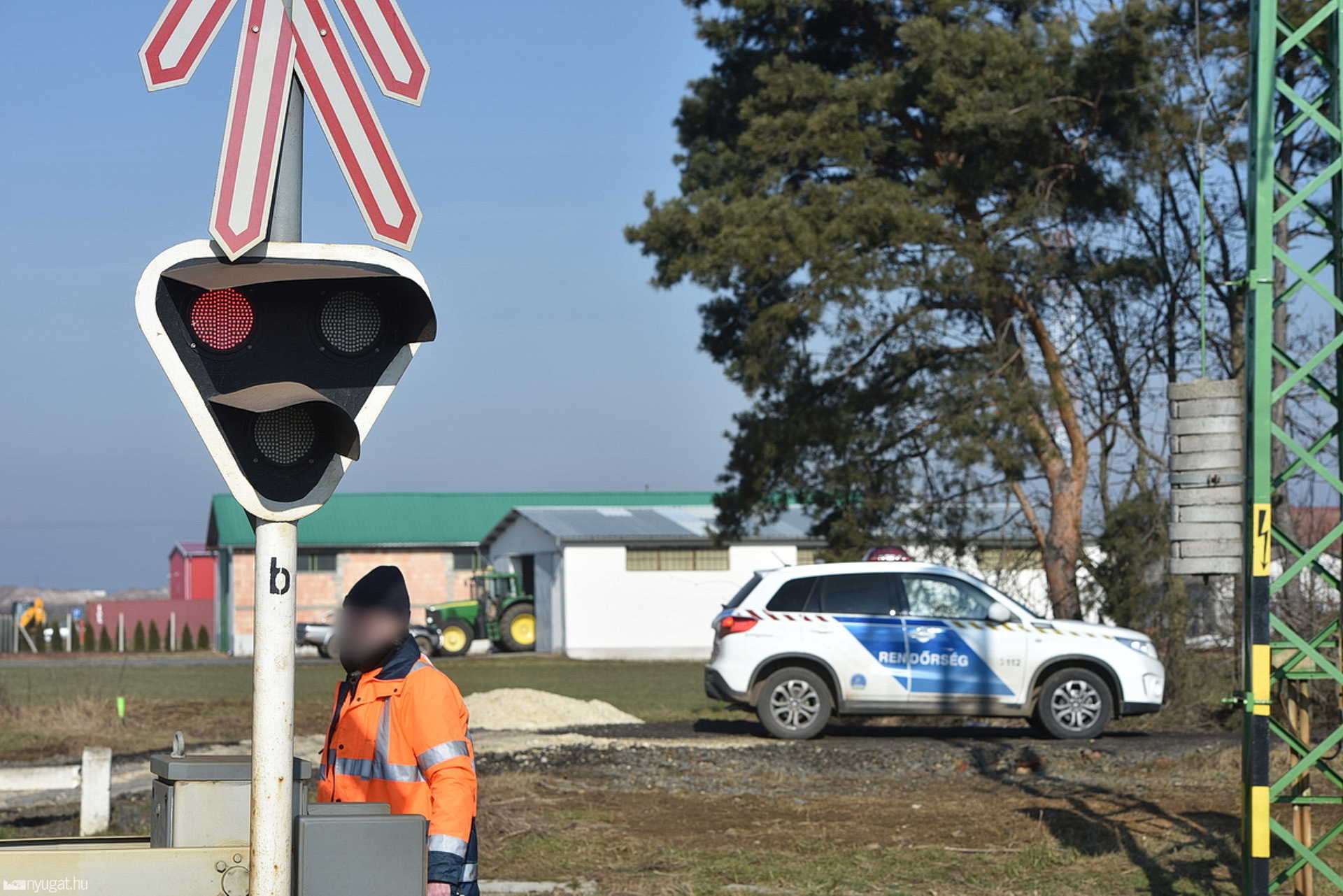 Opel és személyvonat koccant Vépen