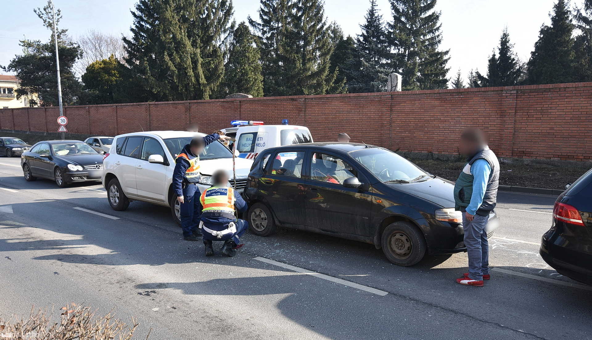 Több autó ütközött a szombathelyi Szent Márton utcában