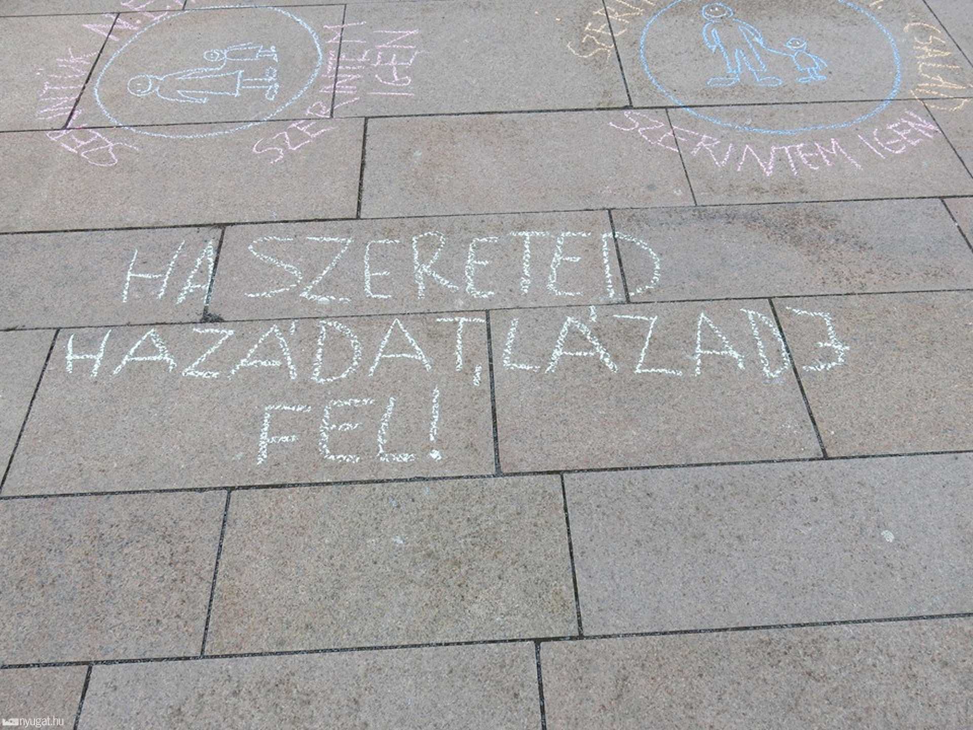 A Nők Ellanállási Mozgalmának demonstrációja Pécsen