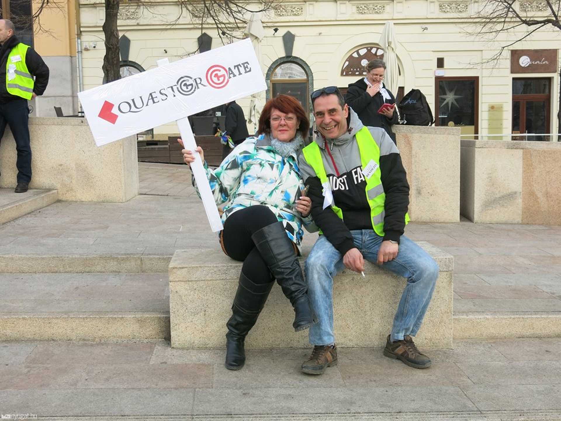 A Nők Ellanállási Mozgalmának demonstrációja Pécsen