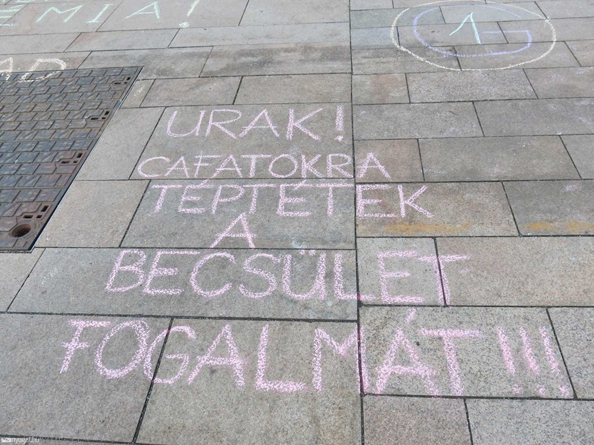 A Nők Ellanállási Mozgalmának demonstrációja Pécsen